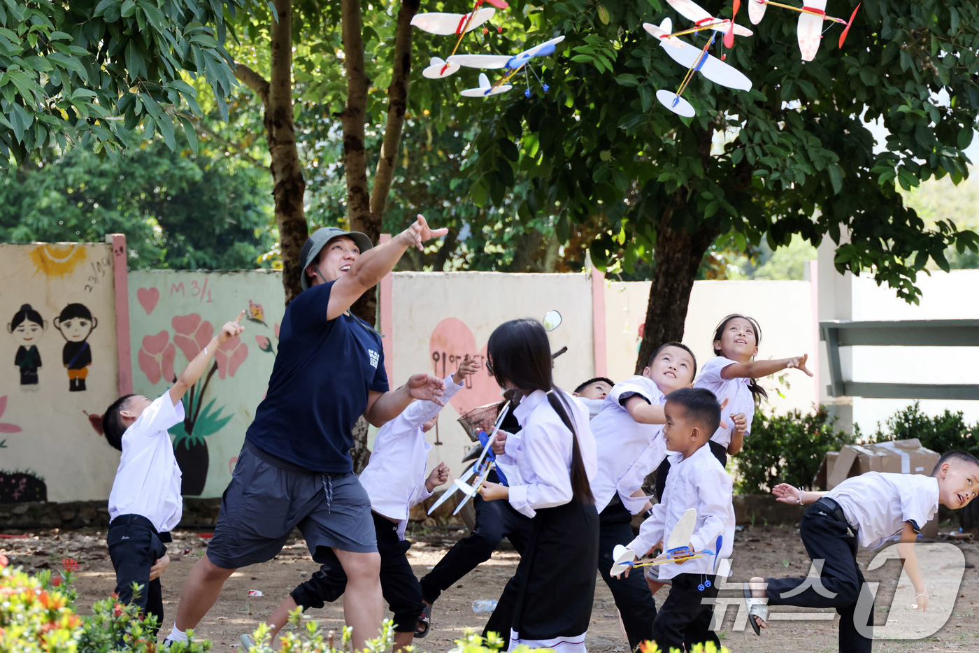(서울=뉴스1) 박지혜 기자 = 한국공항공사(사장직무대행 이정기) 봉사단은 지난 9월 6일부터 11일까지 라오스 루앙프라방 지역에서 해외 봉사활동을 실시했다.이번 봉사활동은 코로나 …
