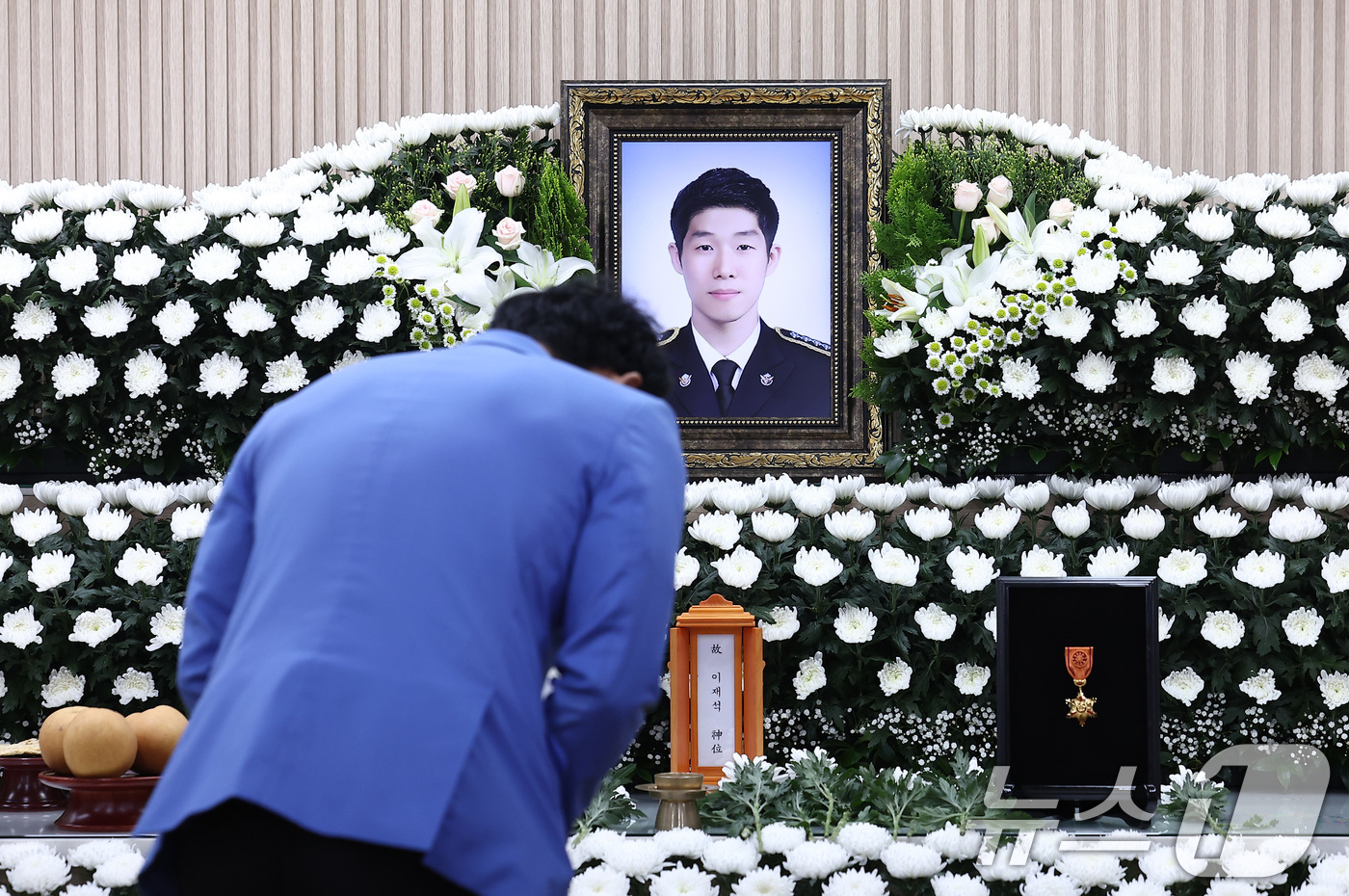 (인천=뉴스1) 김성진 기자 = 12일 인천 시내 한 장례식장에 마련된 故이재석 경사의 빈소에 강훈식 대통령 비서실장이 안치한 훈장 추서판이 놓여져 있다.이 경사는 이날 오전 3시 …