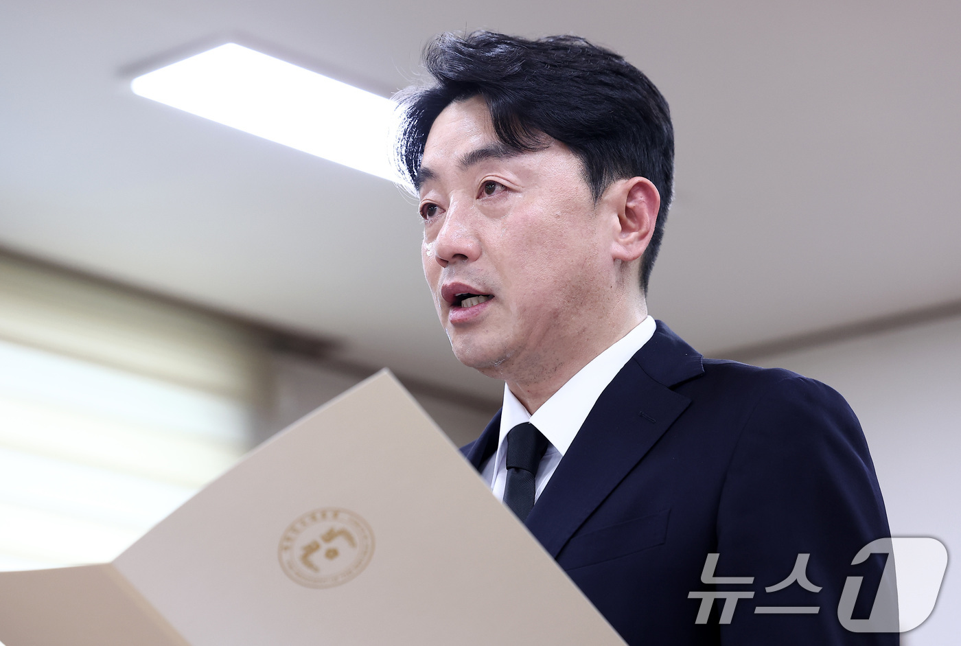 (인천=뉴스1) 김성진 기자 = 강훈식 대통령 비서실장이 12일 인천 시내 한 장례식장에 마련된 故이재석 경사의 빈소를 찾아 이재명 대통령의 조전을 대독하고 있다.이 경사는 이날 …