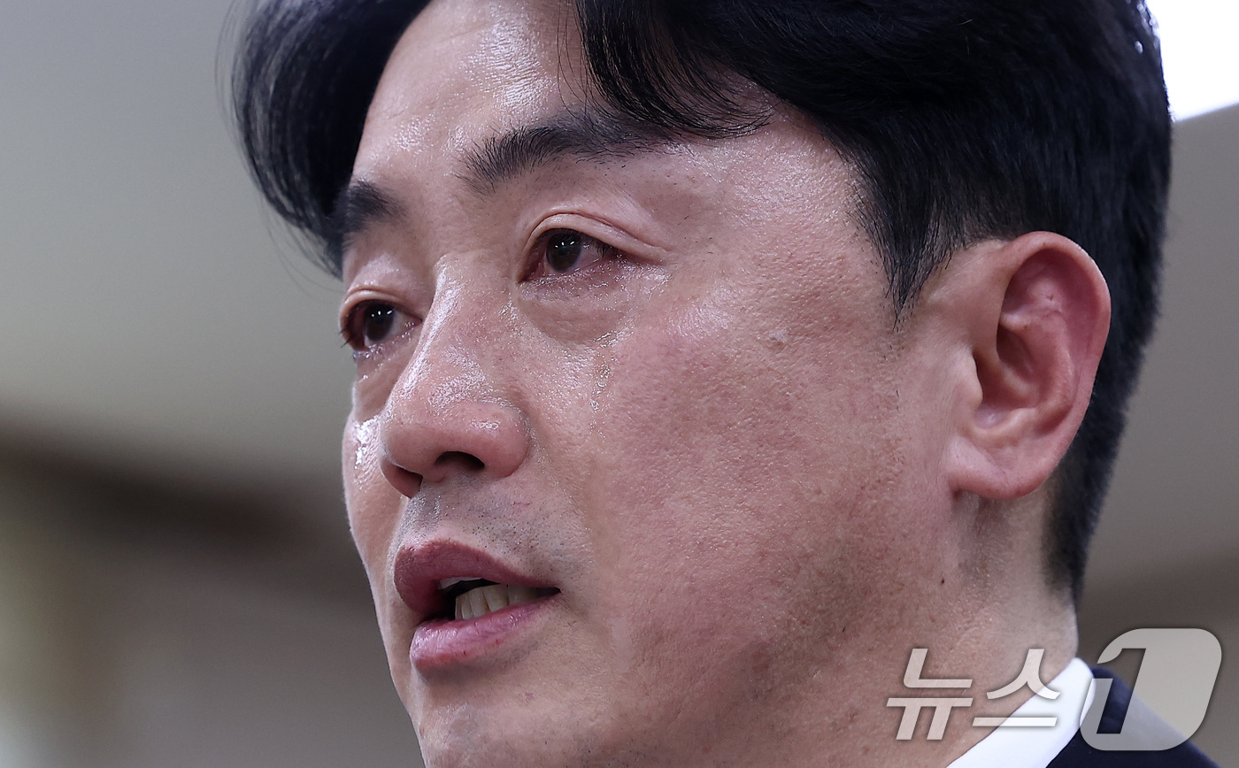 (인천=뉴스1) 김성진 기자 = 강훈식 대통령 비서실장이 12일 인천 시내 한 장례식장에 마련된 故이재석 경사의 빈소를 찾아 이재명 대통령의 조전을 대독하고 있다.이 경사는 이날 …