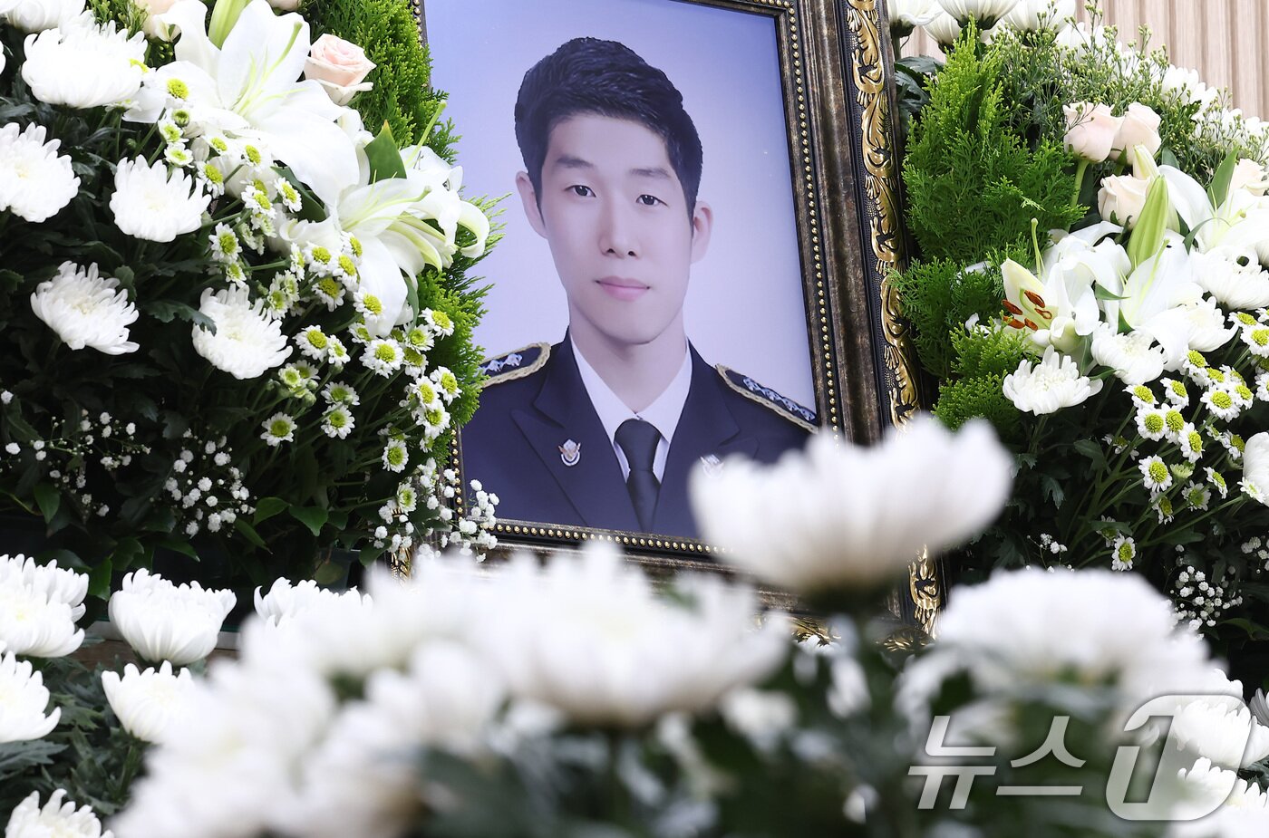 본문 이미지 - 12일 인천 시내 한 장례식장에 마련된 故이재석 경사의 빈소에 국화꽃이 놓여져 있다. 이 경사는 이날 오전 3시 30분께 인천 옹진군 영흥도 갯벌에서 70대 A씨가 고립됐다는 신고를 받고 현장에 투입돼 구조 작업 중 A씨에게 구명조끼를 벗어주고 실종됐다. 약 6시간 뒤인 전날 오전 9시41분쯤 영흥면 꽃섬에서 0.8해리(약 1.4㎞) 떨어진 해상에서 심정지 상태로 발견된 이 경사는 119 구급대에 의해 병원으로 옮겨졌으나 사망했다. 2025.9.12/뉴스1 ⓒ News1 김성진 기자