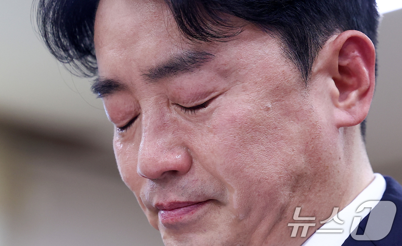 (인천=뉴스1) 김성진 기자 = 강훈식 대통령 비서실장이 12일 인천 시내 한 장례식장에 마련된 故이재석 경사의 빈소를 찾아 이재명 대통령의 조전을 대독하고 있다.이 경사는 이날 …