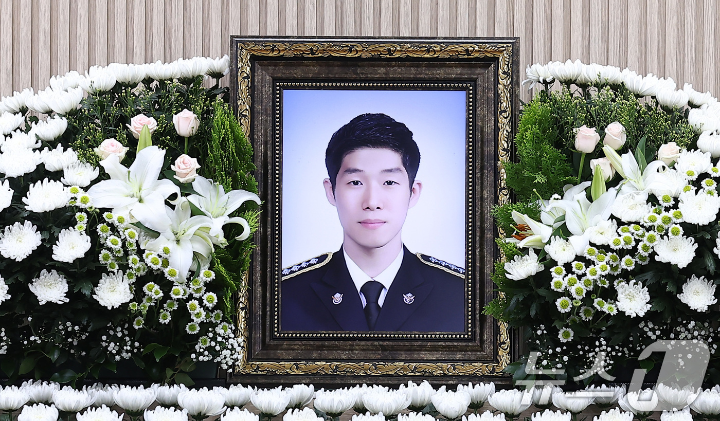 (인천=뉴스1) 김성진 기자 = 12일 인천 시내 한 장례식장에 마련된 故이재석 경사의 빈소에 국화꽃이 놓여져 있다.이 경사는 이날 오전 3시 30분께 인천 옹진군 영흥도 갯벌에서 …