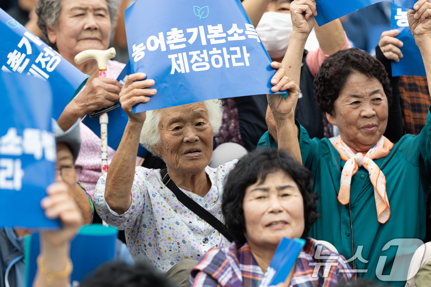 (서울=뉴스1) 이승배 기자 = 12일 서울 여의도 국회에서 열린 '농어촌기본소득 입법 촉구 500인 기자회견'에서 참가자들이 농어촌 기본소득법 제정을 촉구하고 있다.농어촌기본소득 …