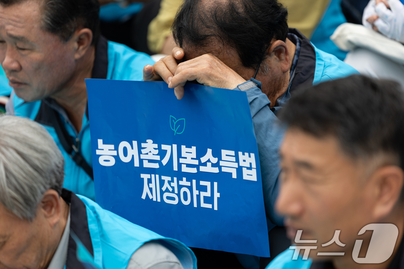 (서울=뉴스1) 이승배 기자 = 12일 서울 여의도 국회에서 열린 '농어촌기본소득 입법 촉구 500인 기자회견'에서 참가자들이 농어촌 기본소득법 제정을 촉구하고 있다.농어촌기본소득 …