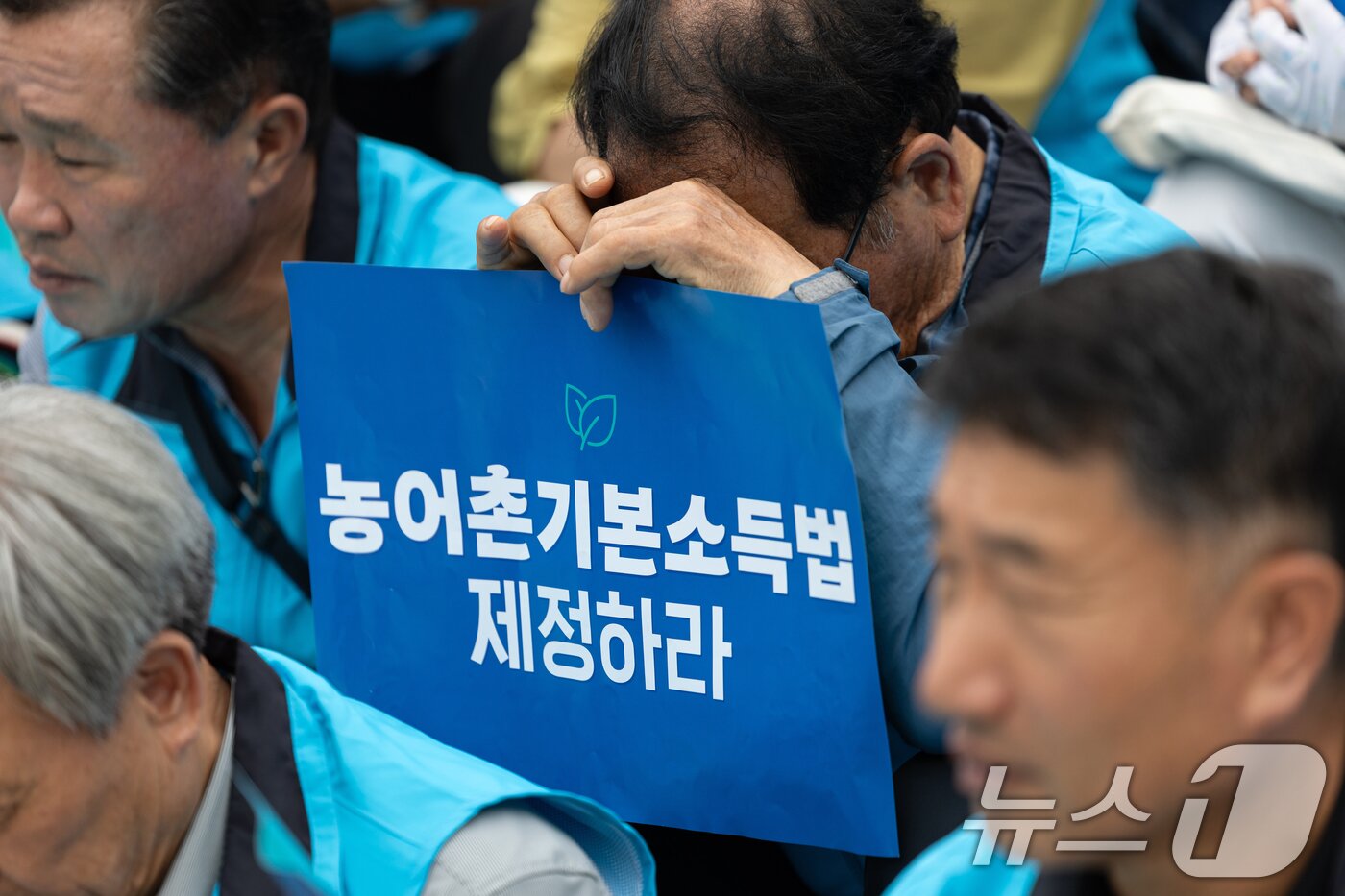 본문 이미지 - 12일 서울 여의도 국회에서 열린 &#39;농어촌기본소득 입법 촉구 500인 기자회견&#39;에서 참가자들이 농어촌 기본소득법 제정을 촉구하고 있다. 농어촌기본소득 법안은 농어촌 읍·면 지역에 1년 이상 거주한 모든 주민에게 월 30만원&#40;연 360만원&#41; 수준의 기본소득을 단계적으로 확대 지급하는 것을 골자로 한다. 2025.9.12/뉴스1 ⓒ News1 이승배 기자