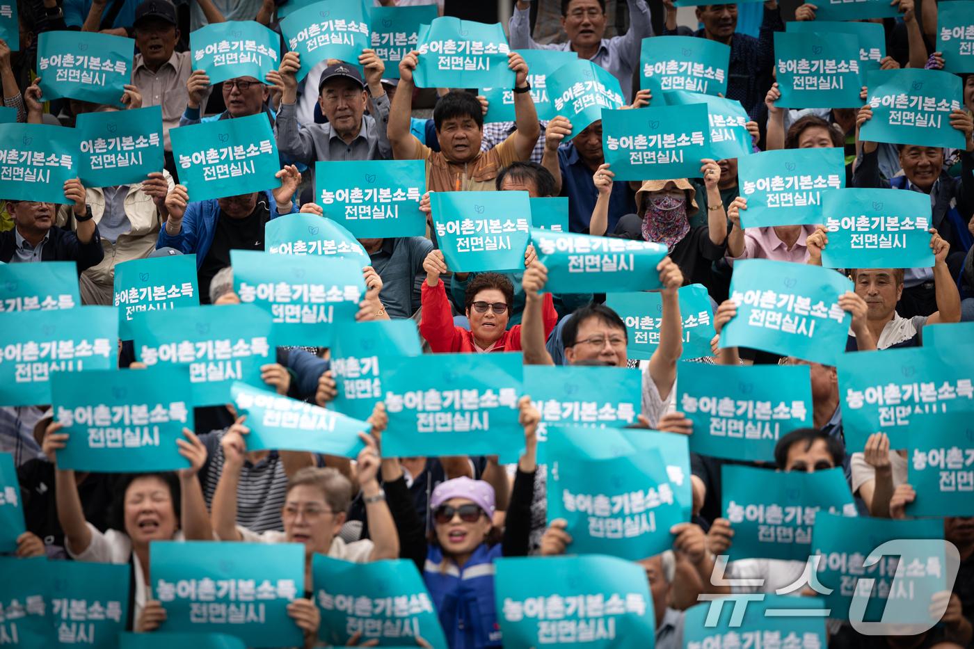 (서울=뉴스1) 이승배 기자 = 12일 서울 여의도 국회에서 열린 '농어촌기본소득 입법 촉구 500인 기자회견'에서 참가자들이 농어촌 기본소득법 제정을 촉구하고 있다.농어촌기본소득 …