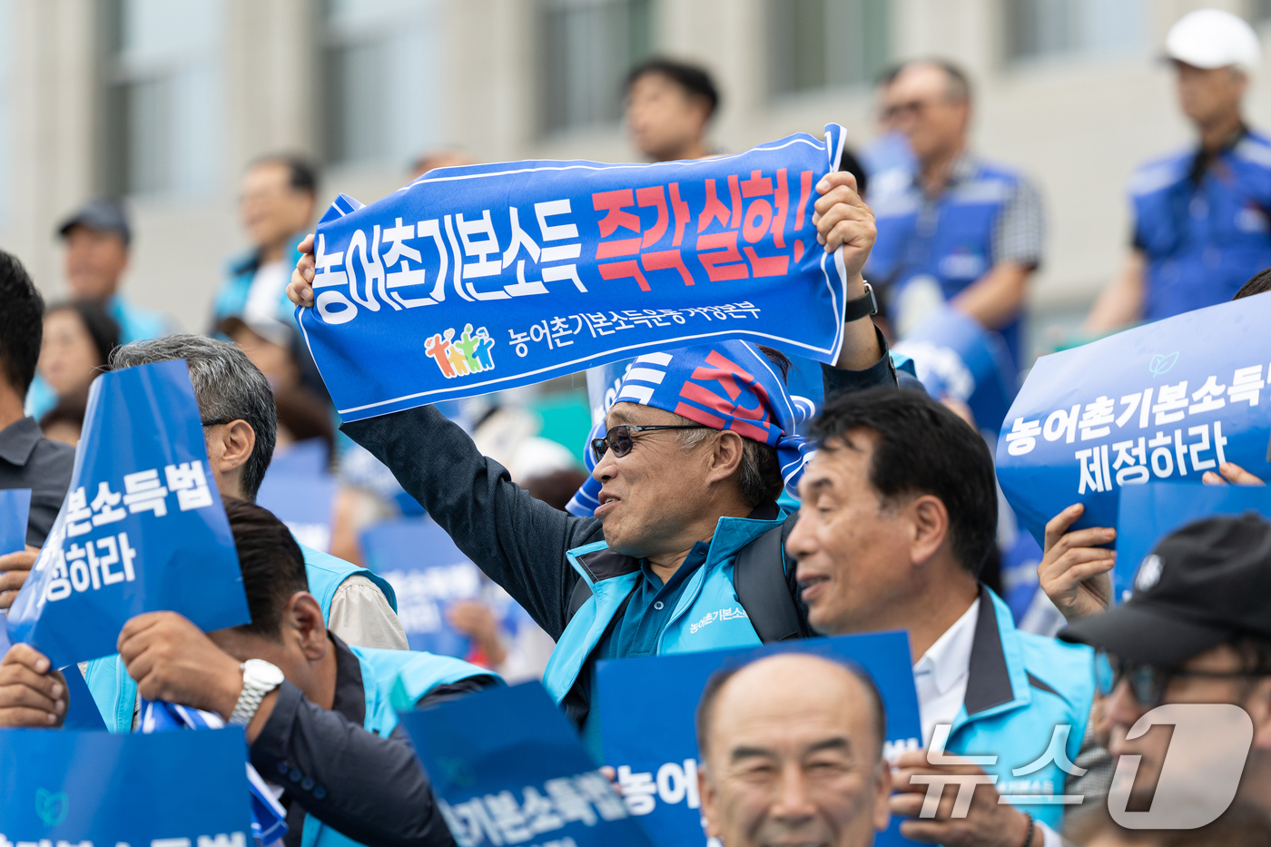 (서울=뉴스1) 이승배 기자 = 12일 서울 여의도 국회에서 열린 '농어촌기본소득 입법 촉구 500인 기자회견'에서 참가자들이 농어촌 기본소득법 제정을 촉구하고 있다.농어촌기본소득 …