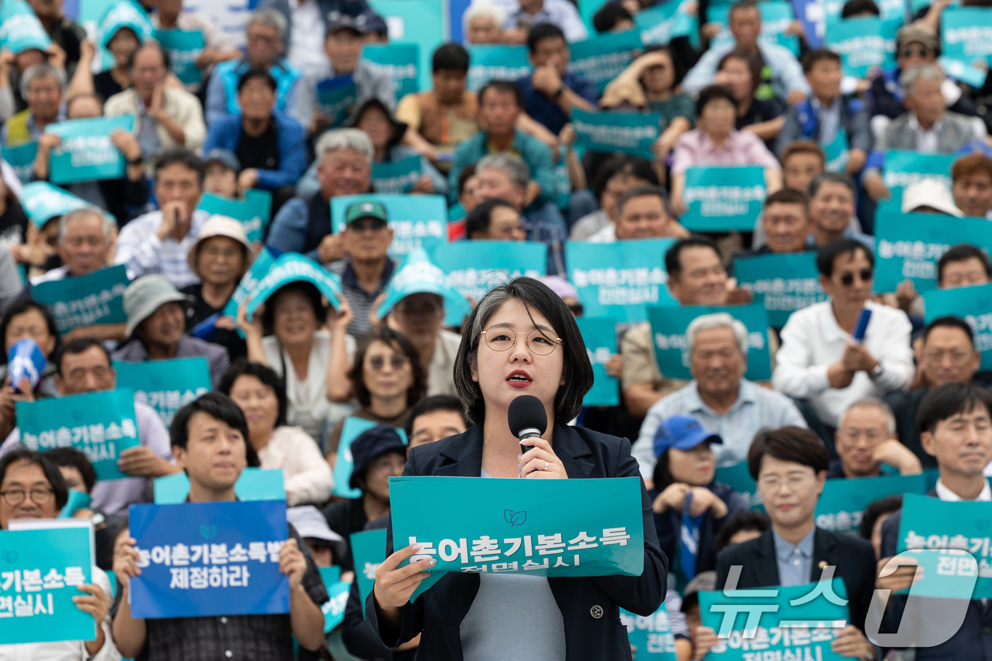 (서울=뉴스1) 이승배 기자 = 용혜인 기본소득당 대표가 12일 서울 여의도 국회에서 열린 '농어촌기본소득 입법 촉구 500인 기자회견'에서 발언하고 있다.농어촌기본소득 법안은 농 …