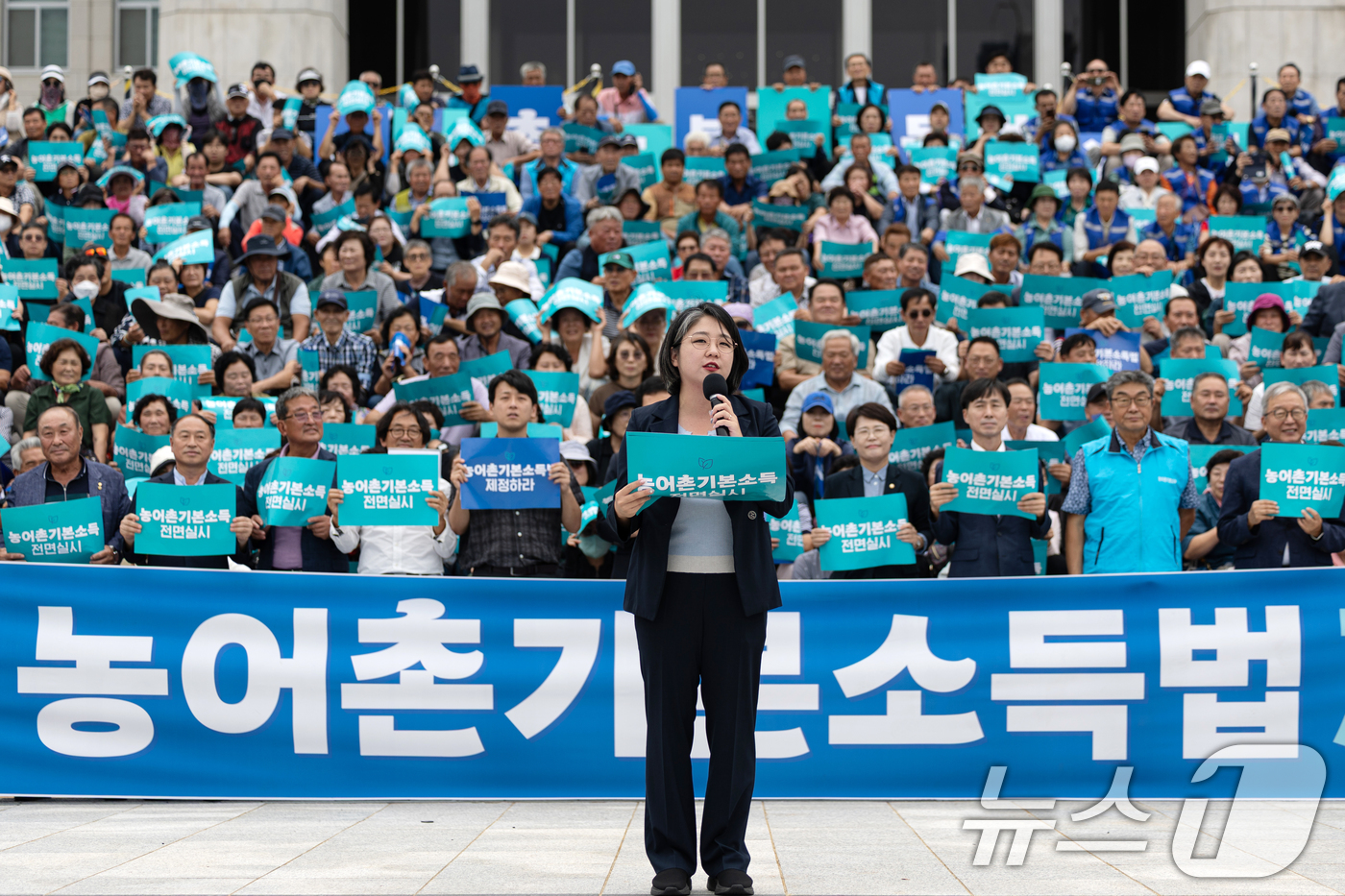 (서울=뉴스1) 이승배 기자 = 용혜인 기본소득당 대표가 12일 서울 여의도 국회에서 열린 '농어촌기본소득 입법 촉구 500인 기자회견'에서 발언하고 있다.농어촌기본소득 법안은 농 …