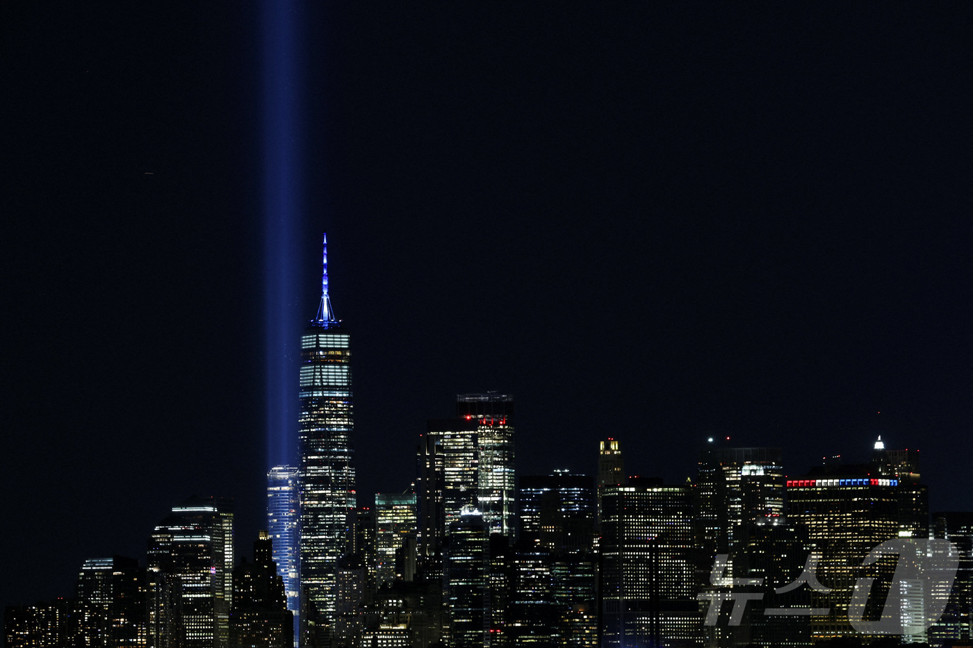 (뉴욕 로이터=뉴스1) 강서연 기자 = 11일(현지시간) 미국 뉴욕에서 9·11 테러 24주기를 맞아 추모 행사로 '트리뷰트 인 라이트'가 진행되고 있다. 2025.09.11ⓒ 로 …