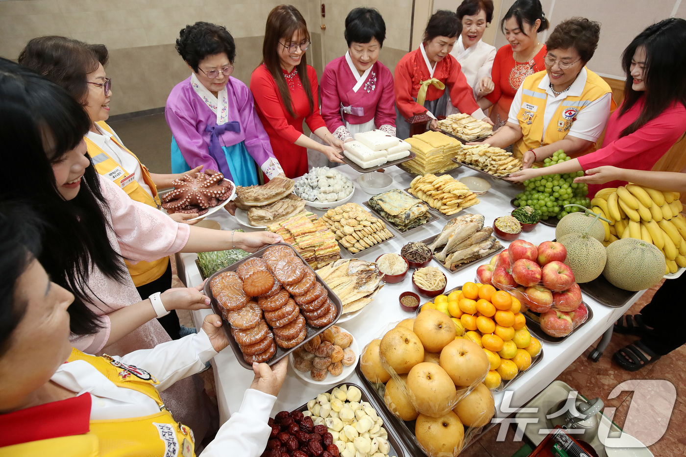 (대구=뉴스1) 공정식 기자 = 추석 명절을 앞두고 12일 오전 대구 달서구 월성종합사회복지관에서 열린 '대한적십자사 대구달서구협의회와 다문화가족이 함께하는 추석맞이 차례상 차리기 …