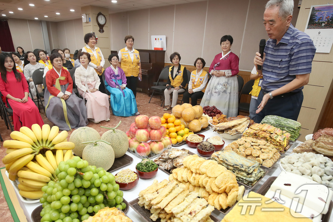 (대구=뉴스1) 공정식 기자 = 추석 명절을 앞두고 12일 오전 대구 달서구 월성종합사회복지관에서 열린 '대한적십자사 대구달서구협의회와 다문화가족이 함께하는 추석맞이 차례상 차리기 …