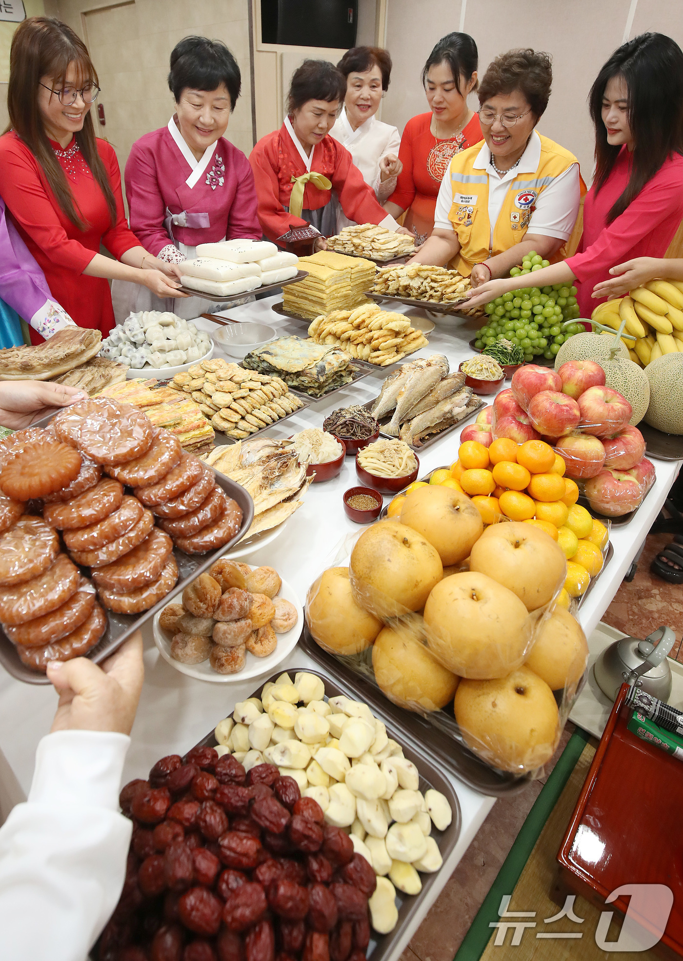 (대구=뉴스1) 공정식 기자 = 추석 명절을 앞두고 12일 오전 대구 달서구 월성종합사회복지관에서 열린 '대한적십자사 대구달서구협의회와 다문화가족이 함께하는 추석맞이 차례상 차리기 …