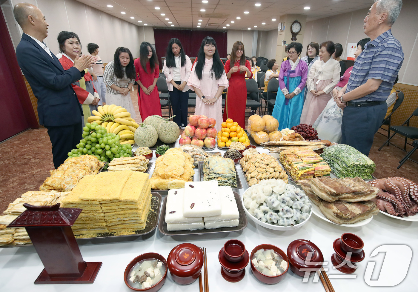 (대구=뉴스1) 공정식 기자 = 추석 명절을 앞두고 12일 오전 대구 달서구 월성종합사회복지관에서 열린 '대한적십자사 대구달서구협의회와 다문화가족이 함께하는 추석맞이 차례상 차리기 …