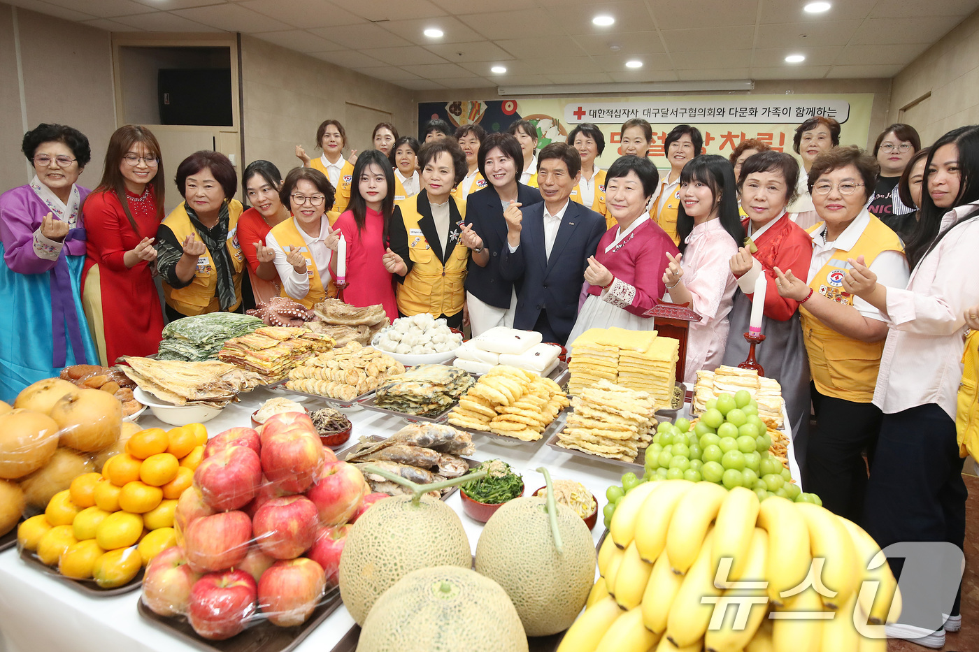 (대구=뉴스1) 공정식 기자 = 추석 명절을 앞두고 12일 오전 대구 달서구 월성종합사회복지관에서 열린 '대한적십자사 대구달서구협의회와 다문화가족이 함께하는 추석맞이 차례상 차리기 …