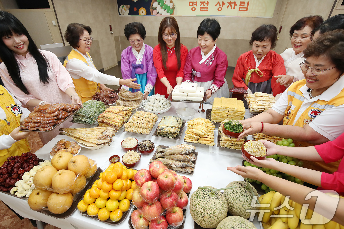 (대구=뉴스1) 공정식 기자 = 추석 명절을 앞두고 12일 오전 대구 달서구 월성종합사회복지관에서 열린 '대한적십자사 대구달서구협의회와 다문화가족이 함께하는 추석맞이 차례상 차리기 …