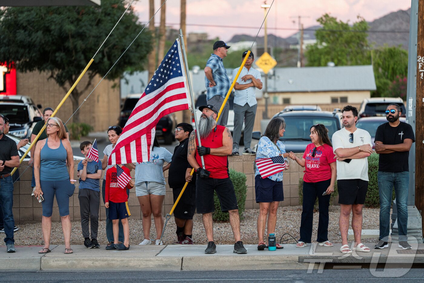 본문 이미지 - 11일(현지시간) 총격으로 피살된 미국의 극우성향 논객 찰리 커크의 시신이 안치된 애리조나주 피닉스의 장례식장에 그의 지지자들이 성조기를 들고 모여 있다. 2025.09.11 ⓒ 로이터=뉴스1 ⓒ News1 김지완 기자