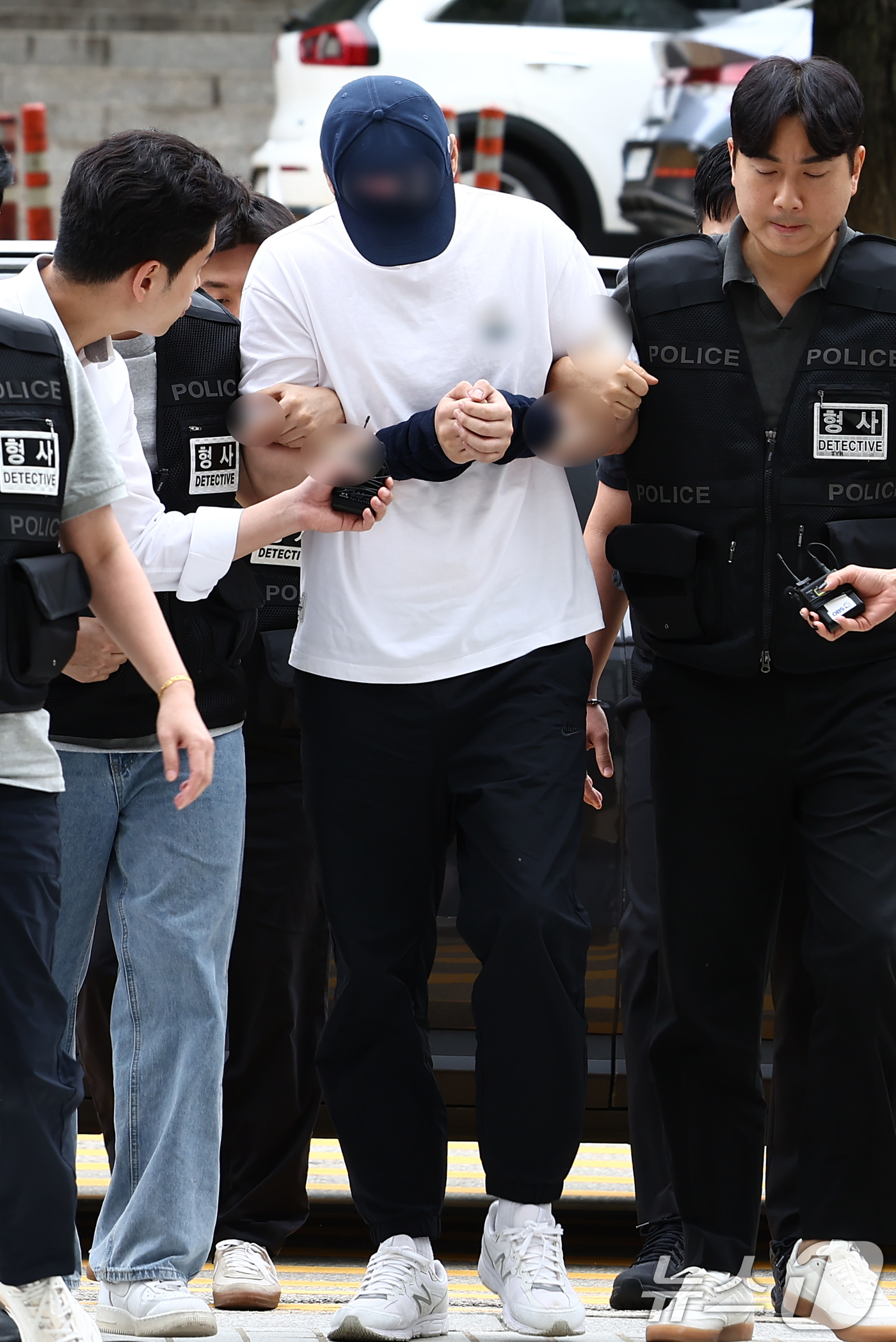 (서울=뉴스1) 김민지 기자 = 서울 관악구 피자가게에서 프랜차이즈 본사 직원을 포함해 3명을 흉기로 찔러 숨지게 한 가맹점주 A씨가 12일 오후 서울 서초구 서울중앙지법에서 열린 …