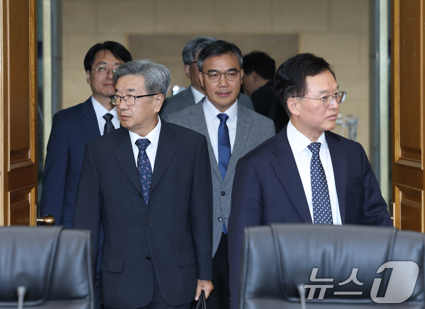 (서울=뉴스1) 김영운 기자 = 12일 오후 서울 서초구 대법원 대회의실에서 천대엽 법원행정처장 주재로 열린 전국법원장회의에서 전국 각급 법원장들이 입장하고 있다. 2025.9.1 …