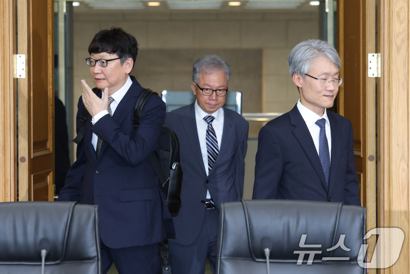 (서울=뉴스1) 김영운 기자 = 12일 오후 서울 서초구 대법원 대회의실에서 천대엽 법원행정처장 주재로 열린 전국법원장회의에서 전국 각급 법원장들이 입장하고 있다. 2025.9.1 …