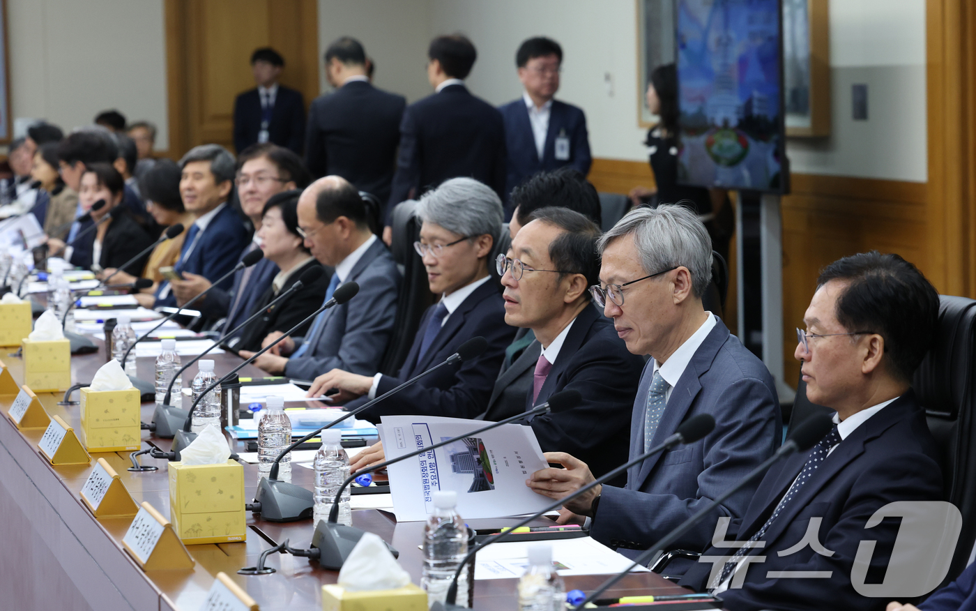 (서울=뉴스1) 김영운 기자 = 12일 오후 서울 서초구 대법원 대회의실에서 천대엽 법원행정처장 주재로 열린 전국법원장회의에서 전국 각급 법원장들이 회의 준비를 하고 있다. 202 …