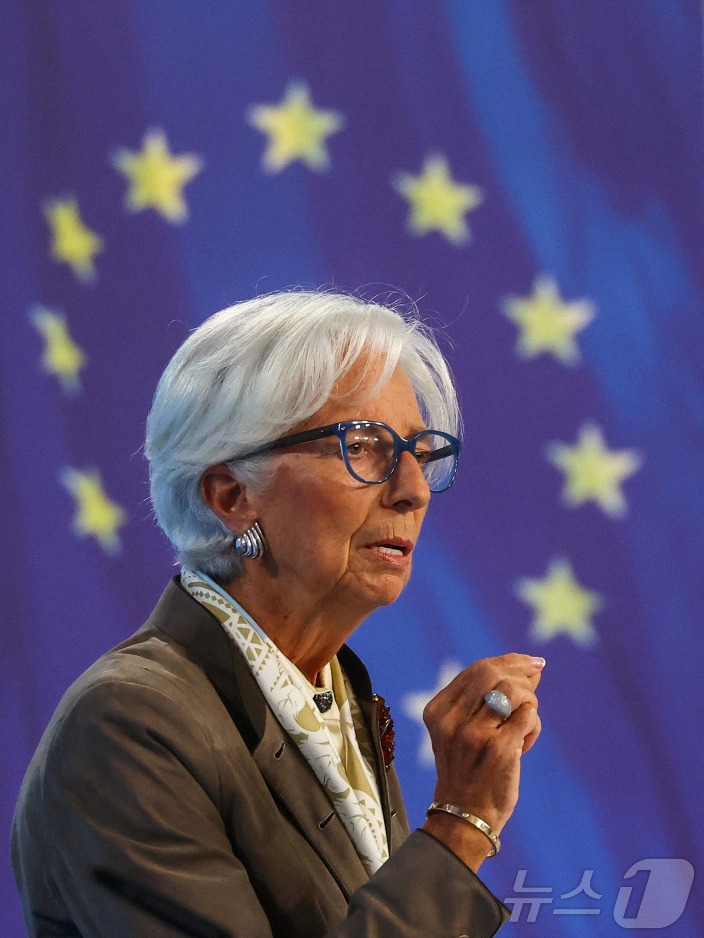 (프랑크푸르트 로이터=뉴스1) 강서연 기자 = 크리스틴 라가르드 유럽중앙은행(ECB) 총재가 11일(현지시간) 독일 프랑크푸르트 ECB 본부에서 기자회견을 하고 있다. 2025.0 …