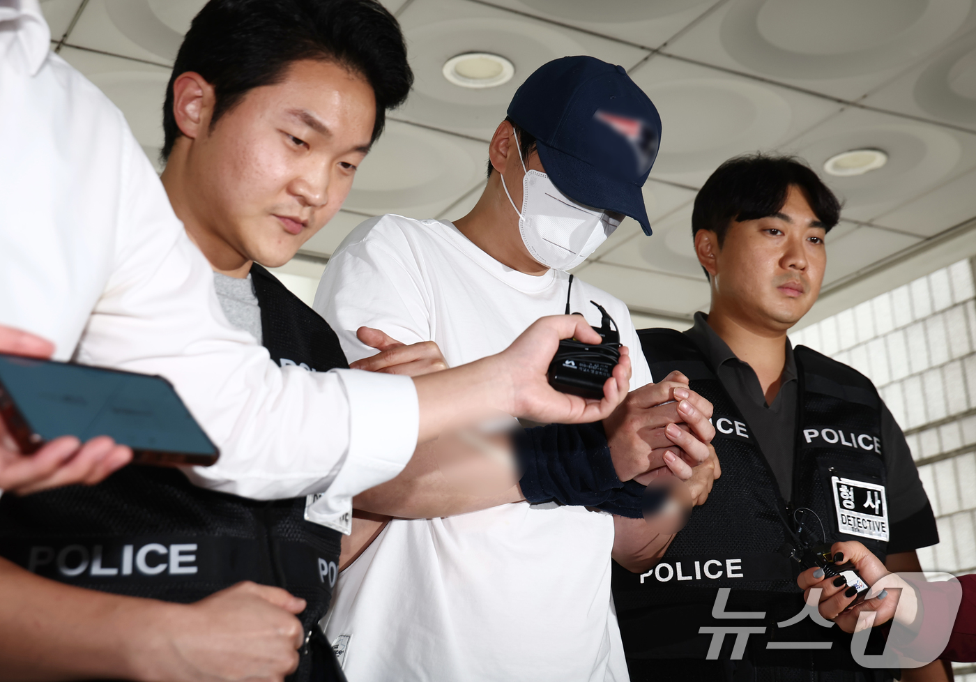 (서울=뉴스1) 김민지 기자 = 서울 관악구 피자가게에서 프랜차이즈 본사 직원을 포함해 3명을 흉기로 찔러 숨지게 한 가맹점주 A씨가 12일 오후 서울 서초구 서울중앙지법에서 열린 …