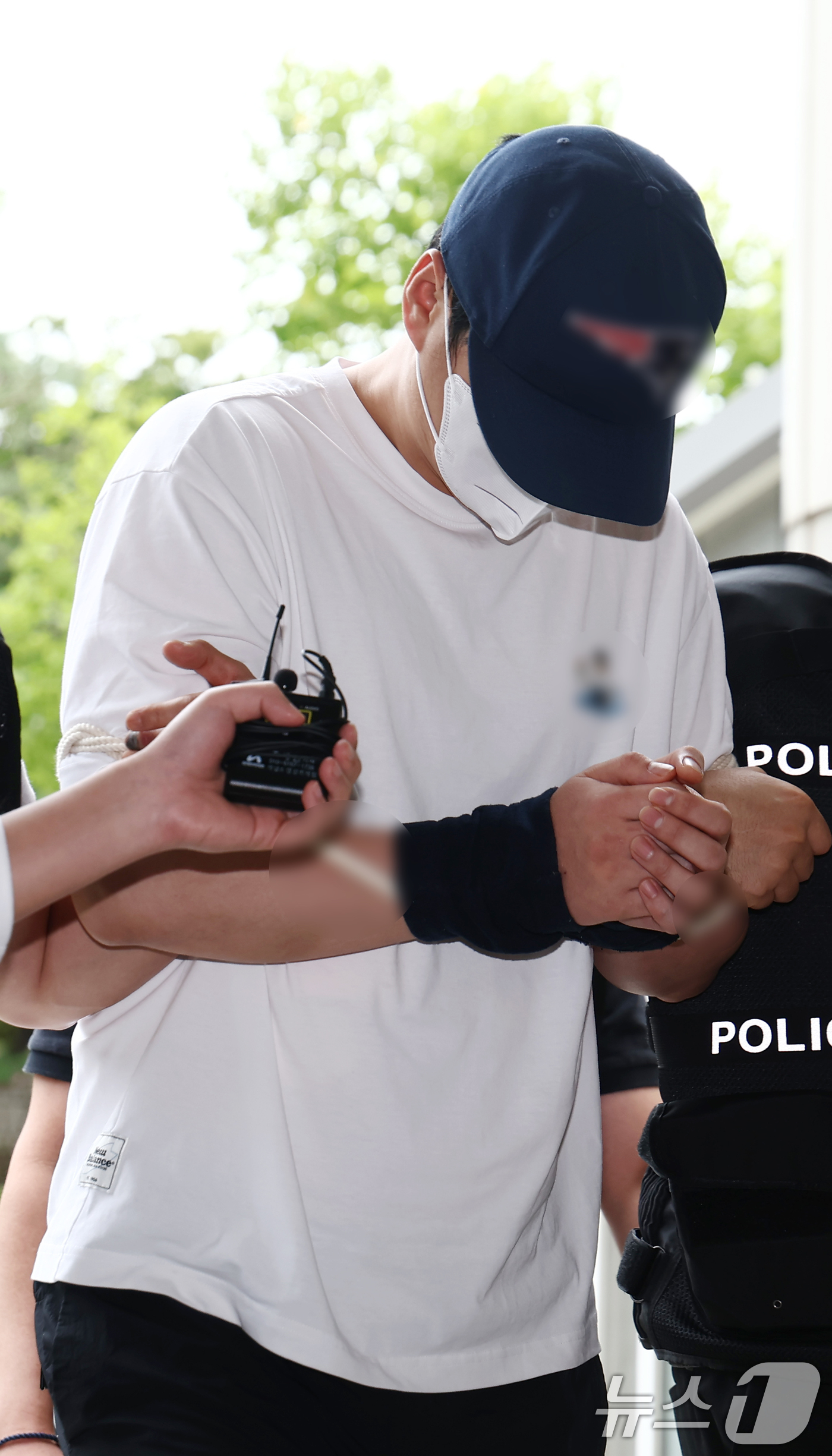 (서울=뉴스1) 김민지 기자 = 서울 관악구 피자가게에서 프랜차이즈 본사 직원을 포함해 3명을 흉기로 찔러 숨지게 한 가맹점주 A씨가 12일 오후 서울 서초구 서울중앙지법에서 열린 …