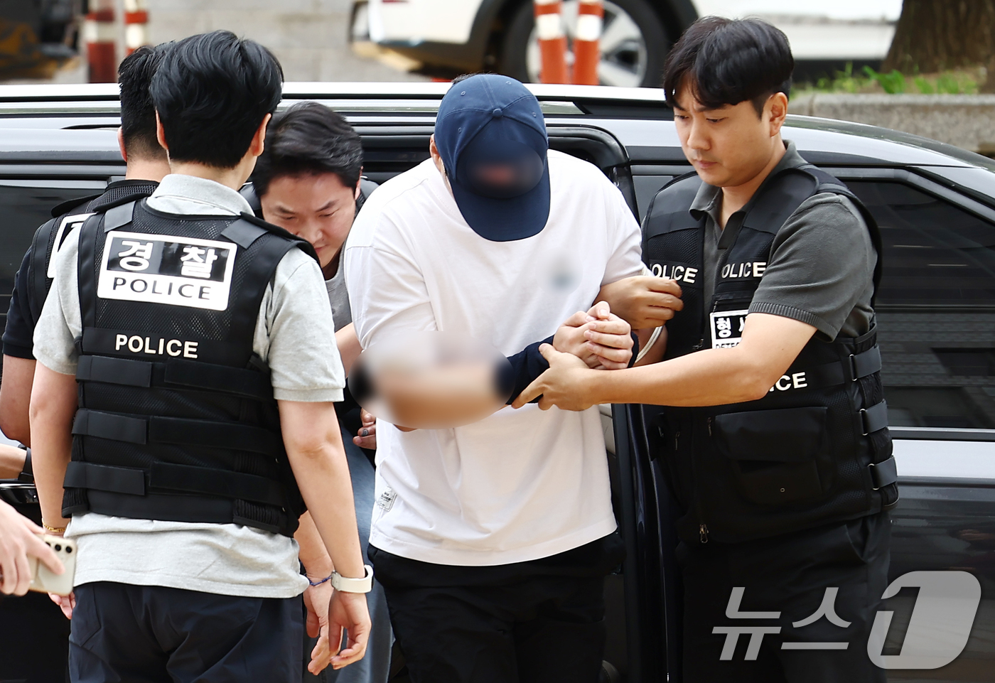 (서울=뉴스1) 김민지 기자 = 서울 관악구 피자가게에서 프랜차이즈 본사 직원을 포함해 3명을 흉기로 찔러 숨지게 한 가맹점주 A씨가 12일 오후 서울 서초구 서울중앙지법에서 열린 …