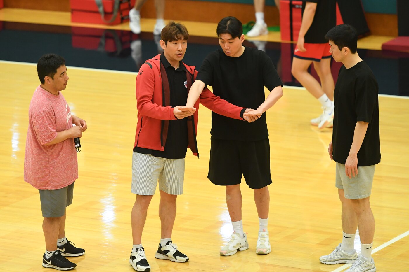 본문 이미지 - 양동근&#40;가운데&#41; 현대모비스 감독이 훈련을 지휘하고 있다.&#40;KBL 제공&#41;