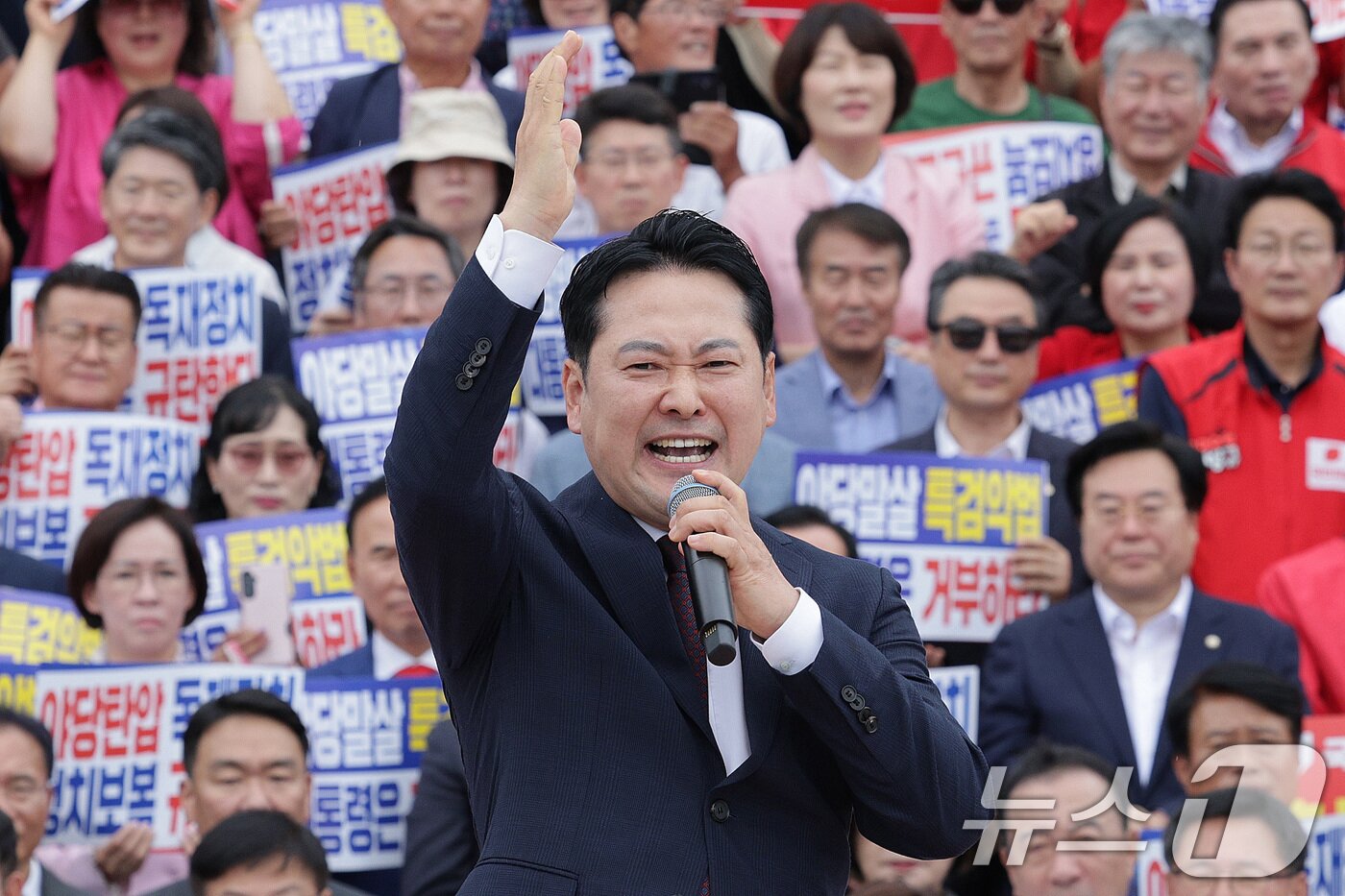 본문 이미지 - 장동혁 국민의힘 대표가 12일 오후 서울 여의도 국회에서 열린 야당탄압 독재정치 규탄대회에서 발언하고 있다. 2025.9.12/뉴스1 ⓒ News1 신웅수 기자