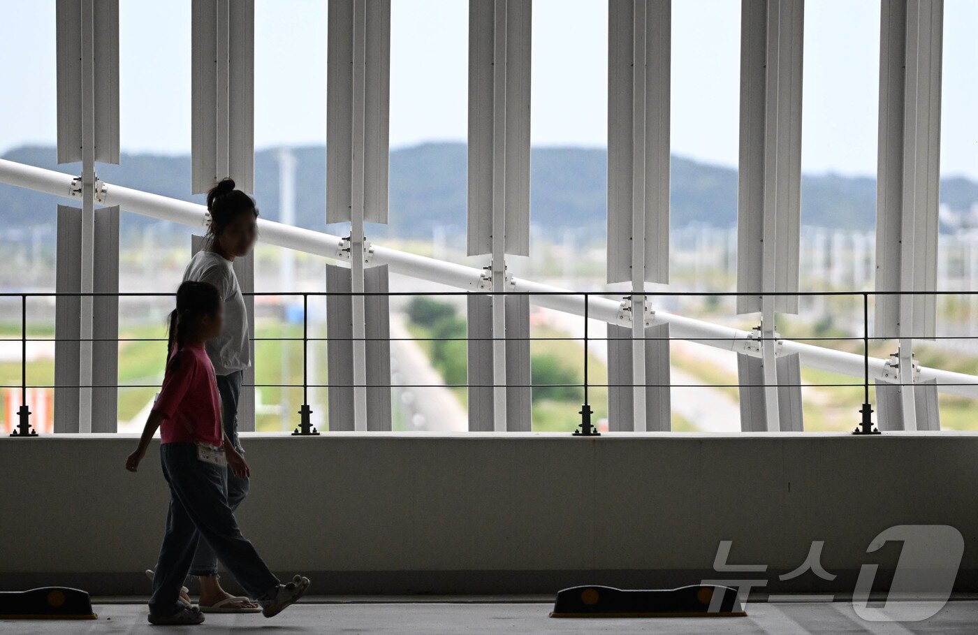 본문 이미지 - 미국 이민당국에 의해 조지아주에 구금됐던 한국인 300여 명이 귀국을 앞둔 12일 인천국제공항 제2여객터미널 장기주차장에서 가족들이 도착을 기다리고 있다. (공동취재) 2025.9.12/뉴스1 ⓒ News1 박지혜 기자