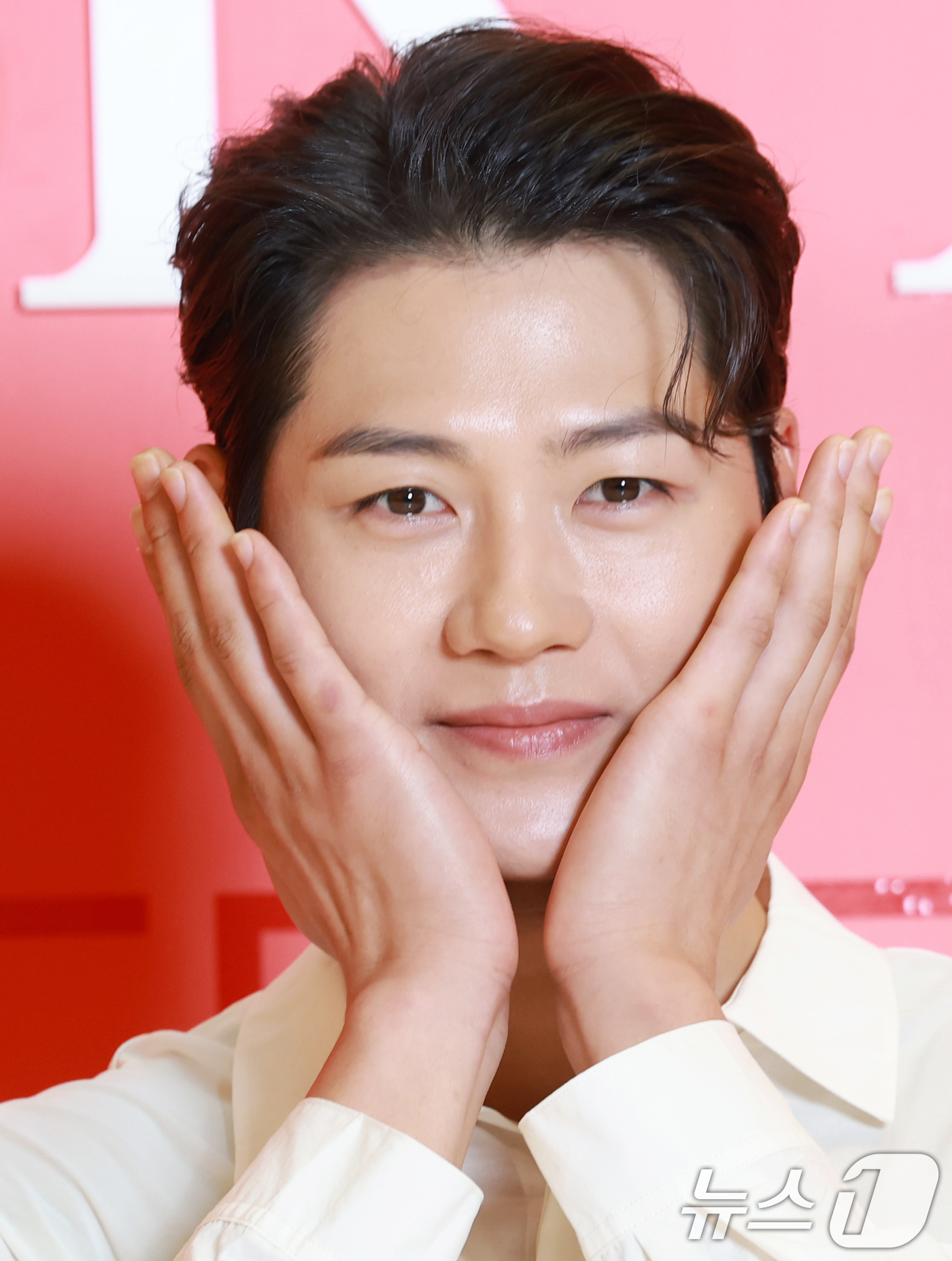 (서울=뉴스1) 권현진 기자 = 펜싱선수 오상욱이 12일 서울 송파구 롯데백화점 잠실점 에비뉴엘에서 열린 ‘ONE & ONLY SK-II ’ 팝업 스토어 오픈 행사에 참석해 포즈를 …