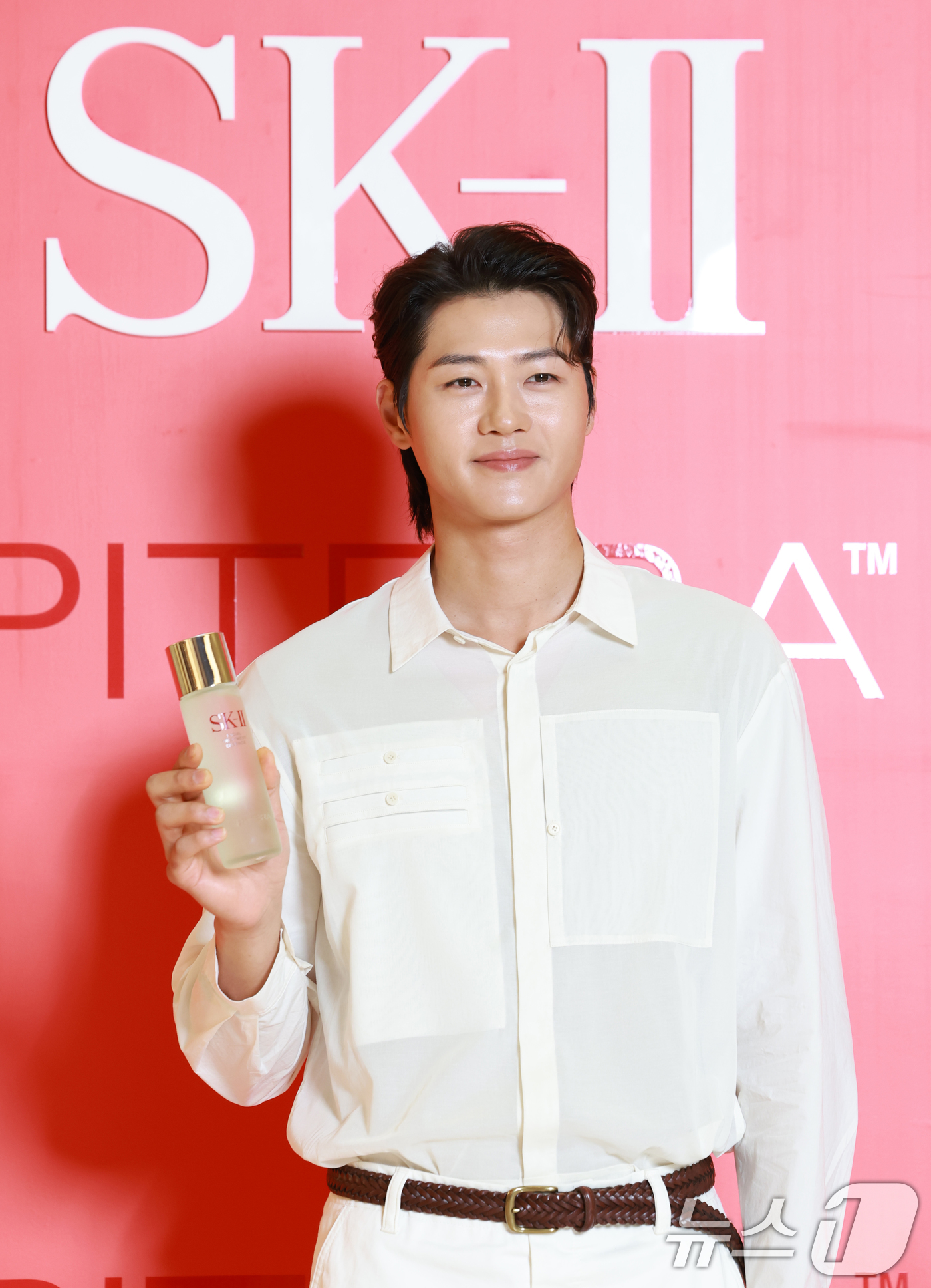 (서울=뉴스1) 권현진 기자 = 펜싱선수 오상욱이 12일 서울 송파구 롯데백화점 잠실점 에비뉴엘에서 열린 ‘ONE & ONLY SK-II ’ 팝업 스토어 오픈 행사에 참석해 포즈를 …