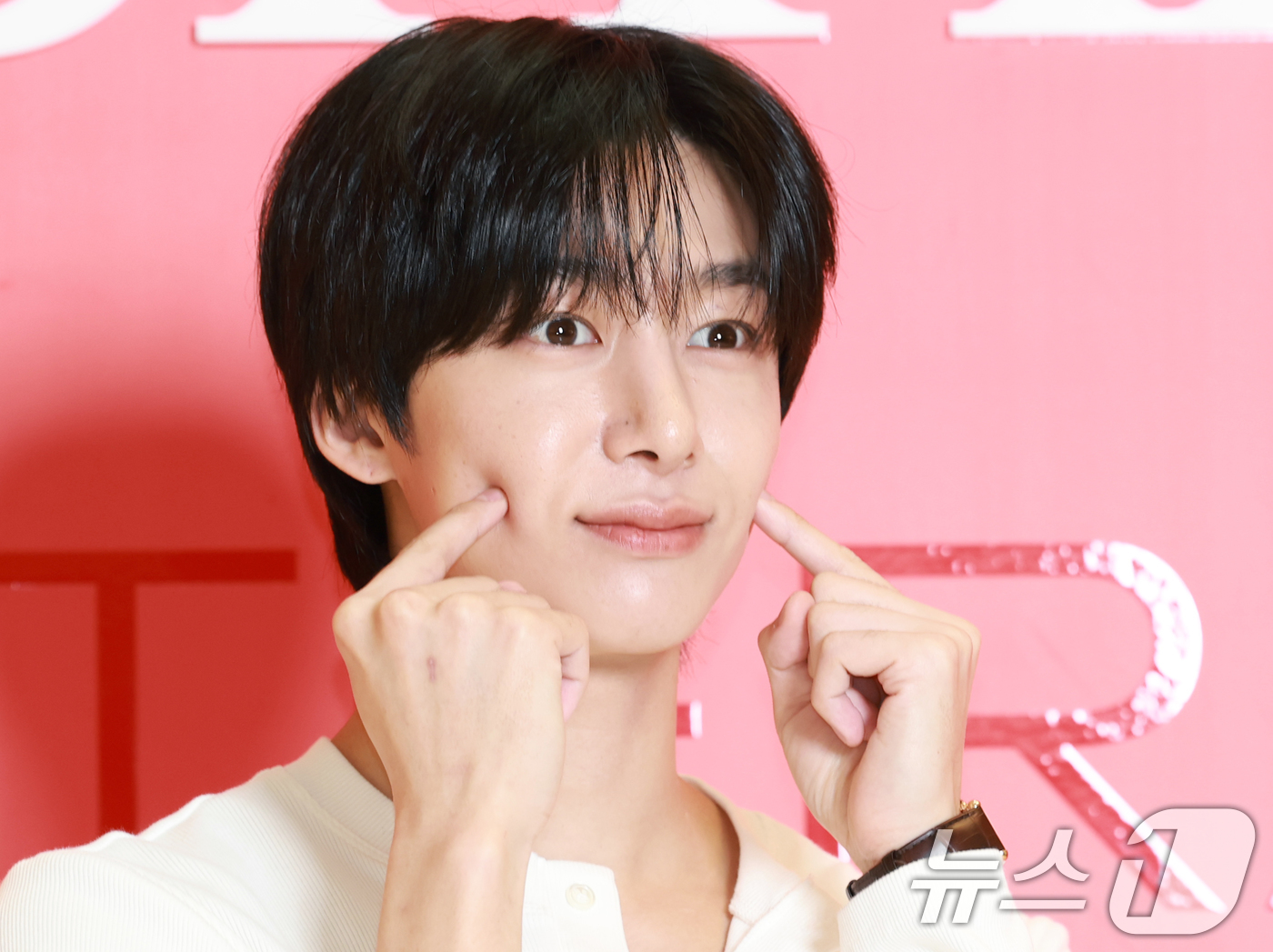 (서울=뉴스1) 권현진 기자 = 몬스타엑스 형원이 12일 서울 송파구 롯데백화점 잠실점 에비뉴엘에서 열린 ‘ONE & ONLY SK-II ’ 팝업 스토어 오픈 행사에 참석해 포즈를 …