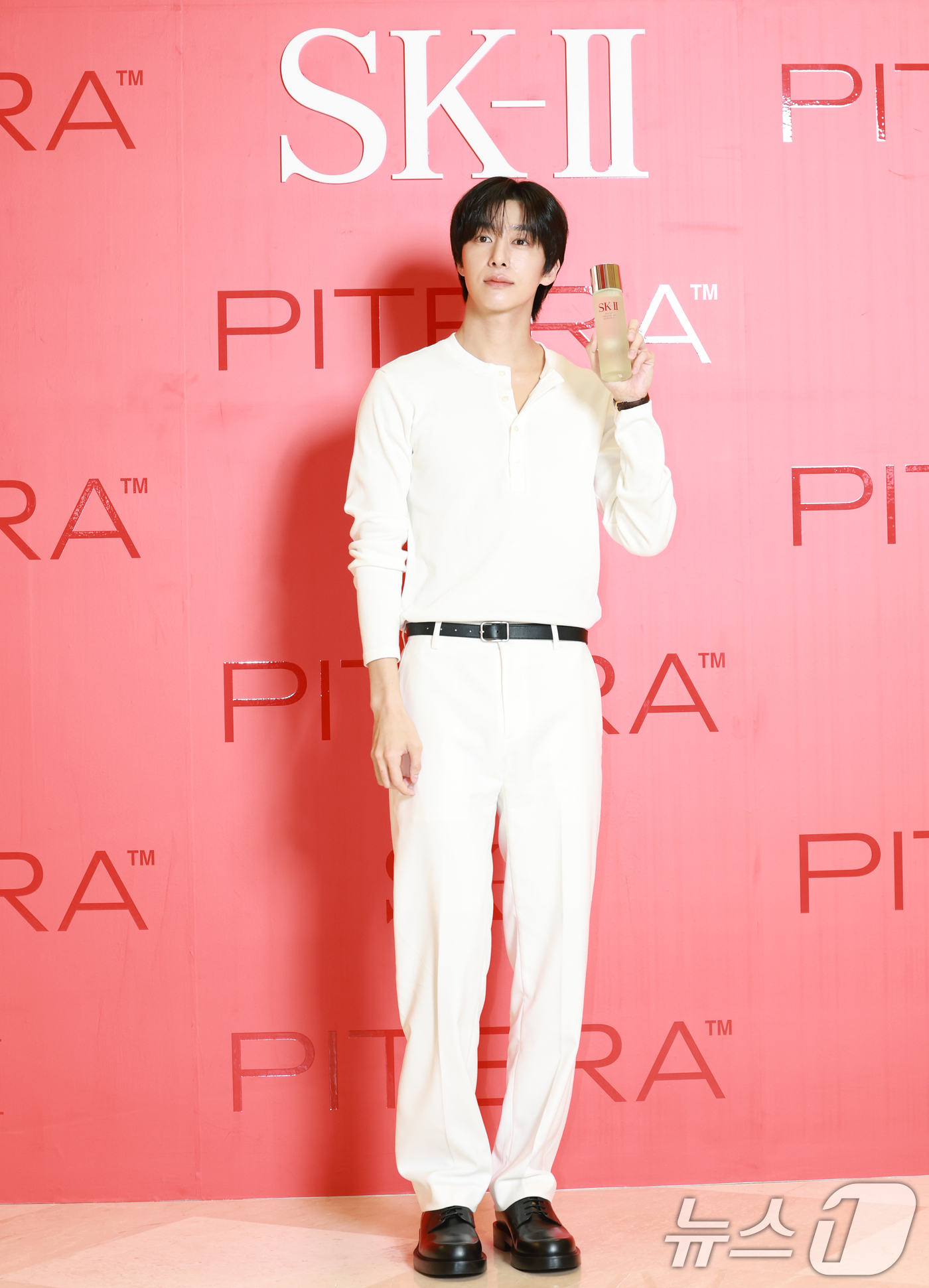 (서울=뉴스1) 권현진 기자 = 몬스타엑스 형원이 12일 서울 송파구 롯데백화점 잠실점 에비뉴엘에서 열린 ‘ONE & ONLY SK-II ’ 팝업 스토어 오픈 행사에 참석해 포즈를 …