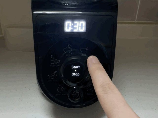 본문 이미지 - 테팔의 슬림핏 초고속 블렌더 &#39;블렌드업&#39; 제품을 작동하고 있다. ⓒ News1 이민주 기자