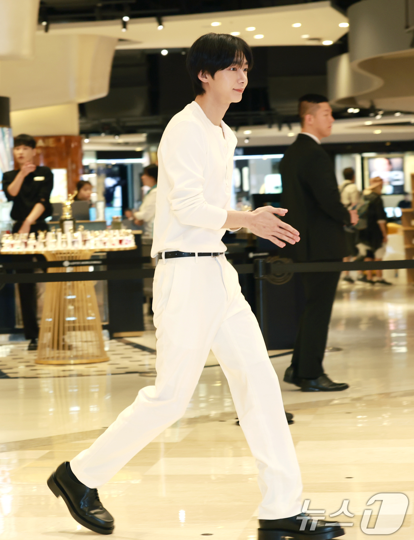 (서울=뉴스1) 권현진 기자 = 몬스타엑스 형원이 12일 서울 송파구 롯데백화점 잠실점 에비뉴엘에서 열린 ‘ONE & ONLY SK-II ’ 팝업 스토어 오픈 행사에 참석하고 있다 …