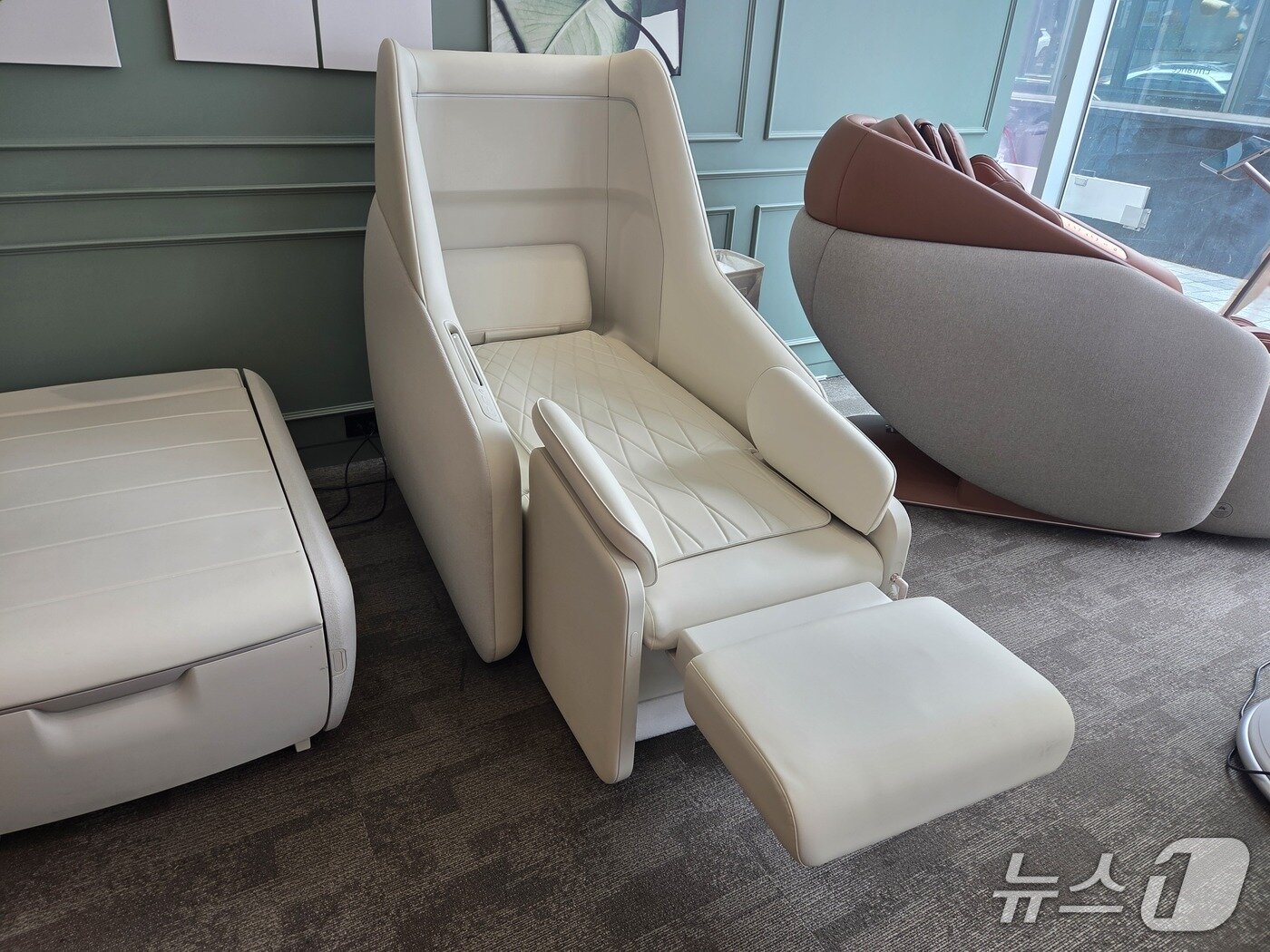 본문 이미지 - 세라젬 웰카페&라운지 목동점에 비치된 '마스터 V11'. 2025.9.12/뉴스1 ⓒ 뉴스1 장시온 기자