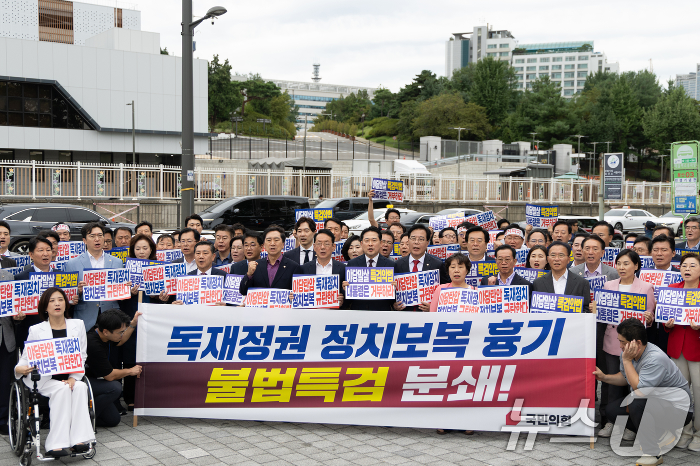(서울=뉴스1) 이승배 기자 = 장동혁 국민의힘 대표와 송언석 원내대표가 12일 오후 서울 용산구 대통령실 앞에서 열린 '정치보복 불법특검 규탄대회'에서 참가자들과 함께 구호를 외 …