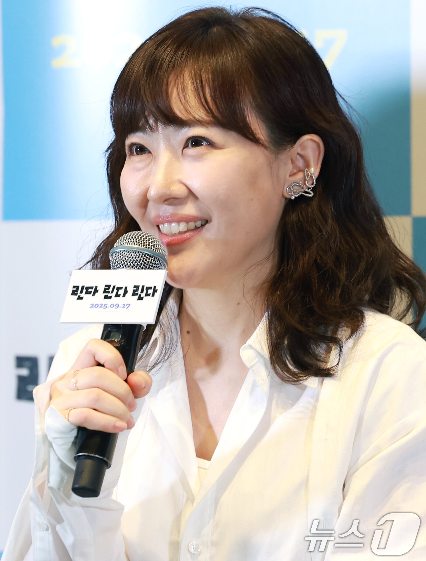 본문 이미지 - 배우 마에다 아키가 12일 오후 서울 강남구 코엑스 메가박스에서 열린 영화 '린다 린다 린다'(감독 야마시타 노부히로)의 언론배급시사회 및 기자간담회에서 인사말을 하고 있다. '린다 린다 린다'는 고교생활 마지막을 장식할 축제를 준비하는 여고생 밴드와 얼떨결에 보컬이 된 한국인 유학생 '송'의 서툴고 반짝이는 청춘을 그린 영화다. 2025.9.12/뉴스1 ⓒ News1 권현진 기자