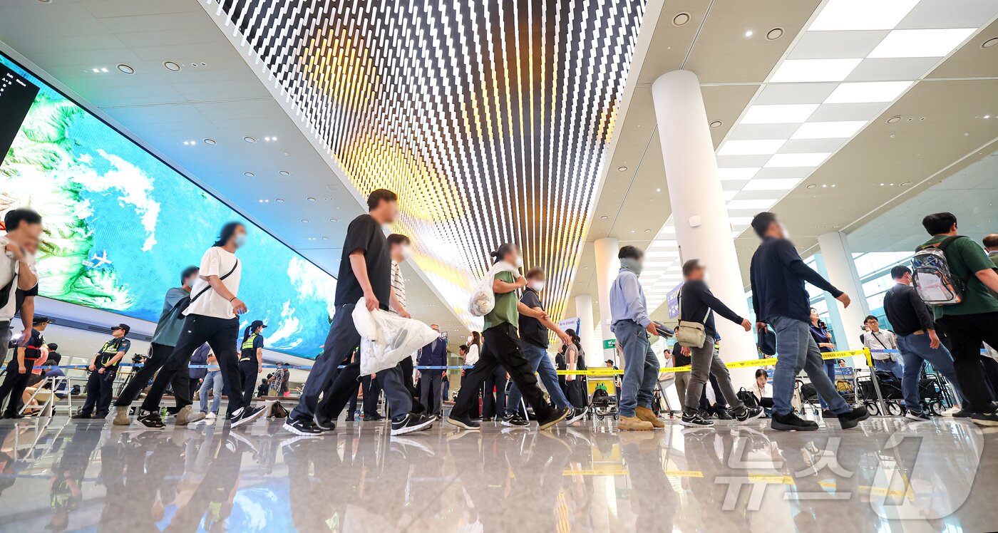 본문 이미지 - 미국 이민당국에 의해 조지아주에 구금됐던 한국인 근로자들이 12일 인천국제공항 제2여객터미널 입국장을 나서고 있다. &#40;공동취재&#41; 2025.9.12/뉴스1 ⓒ News1 박지혜 기자