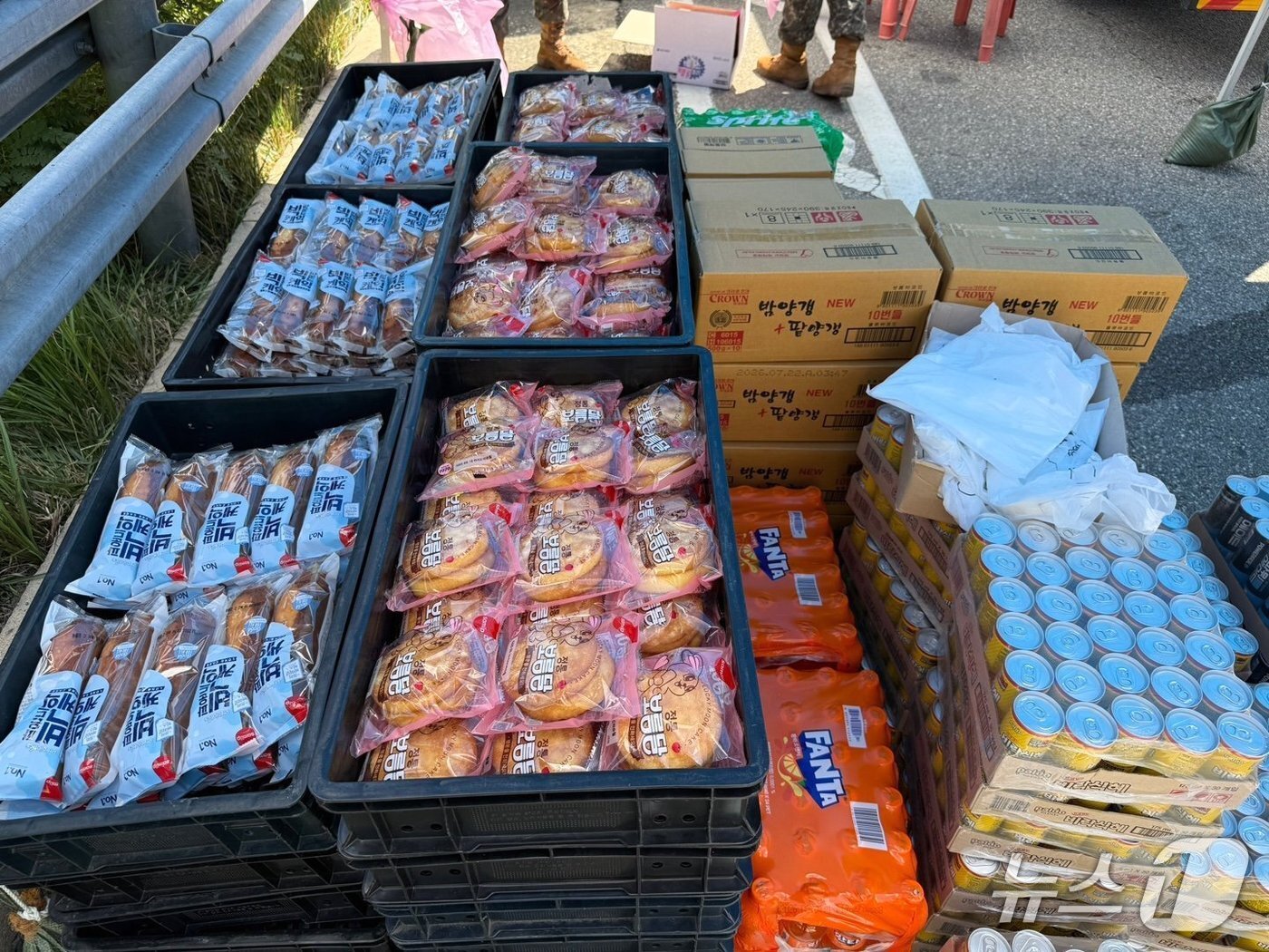 본문 이미지 - 강릉시 성산면 산북2리 청년회·부녀회, 가뭄극복 운반급수 현장에 800인분 간식 전달.&#40;강릉시 제공, 재판매 및 DB 금지&#41; 2025.9.12/뉴스1