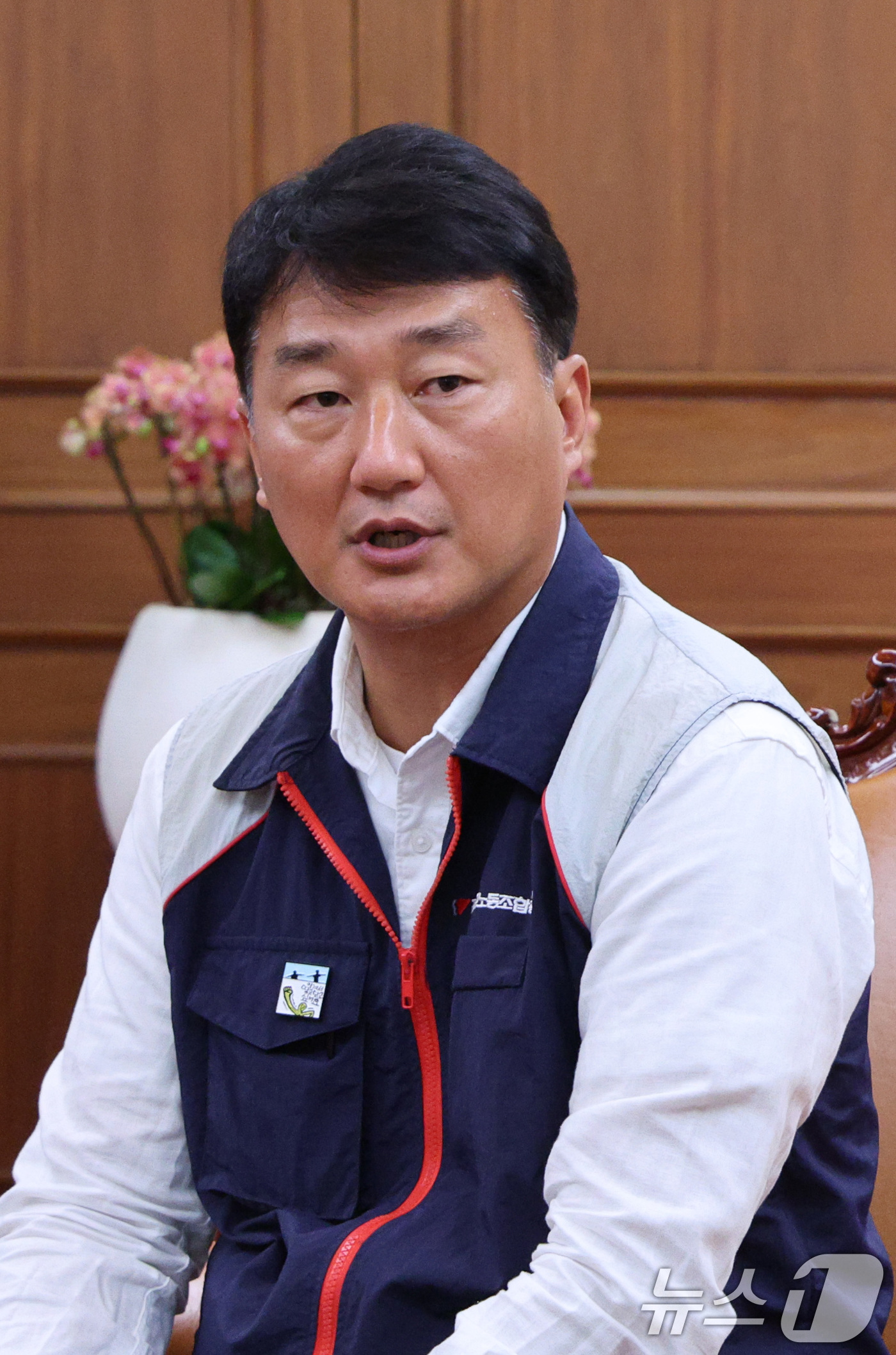 (서울=뉴스1) 신웅수 기자 = 양경수 민주노총 위원장이 12일 오후 서울 여의도 국회를 찾아 우원식 국회의장을 예방하고 있다. 2025.9.12/뉴스1