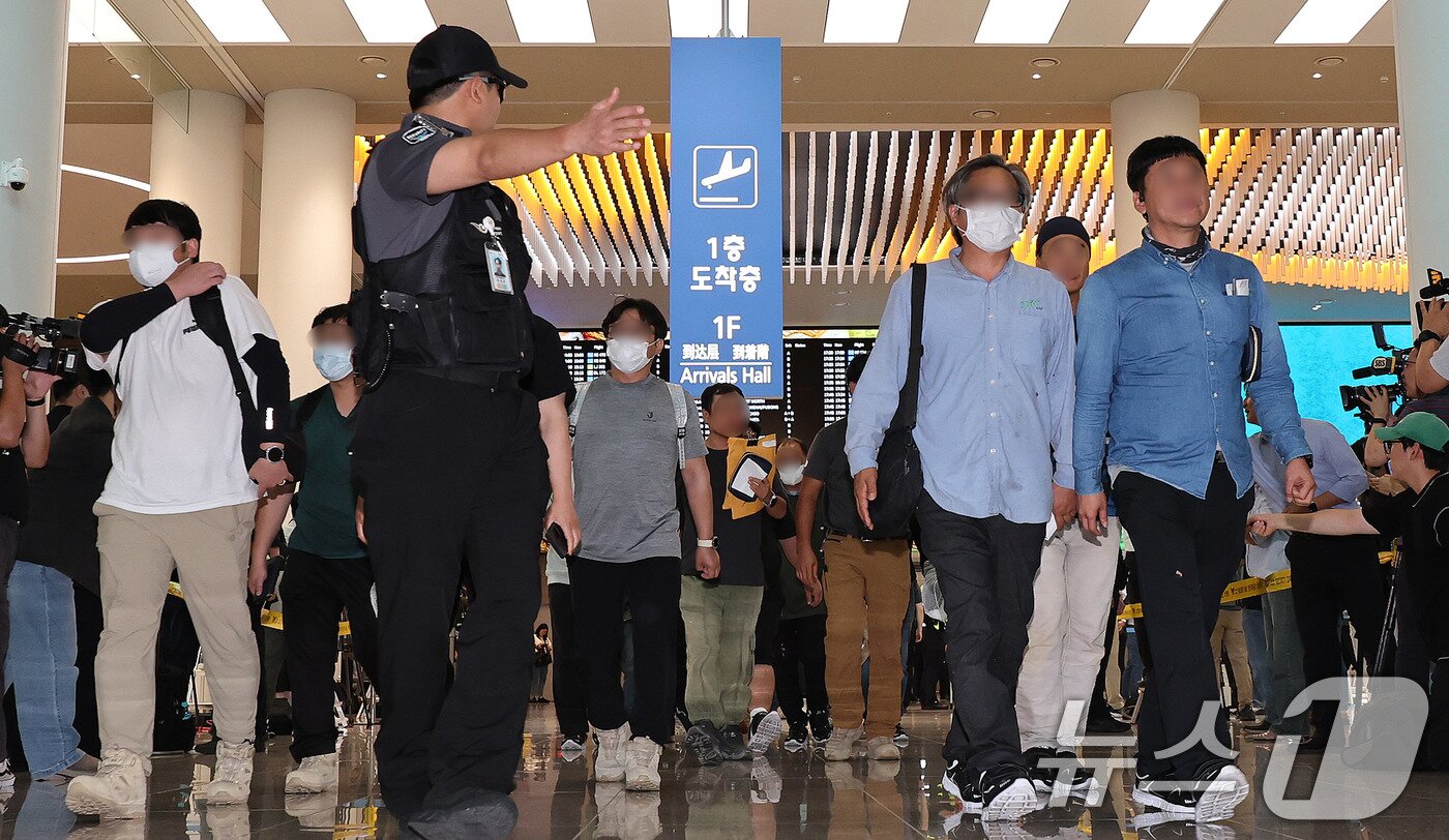본문 이미지 - 미국 이민 당국에 체포·구금됐다가 석방된 한국인 근로자들이 12일 오후 인천국제공항을 통해 귀국하고 있다. 풀려난 한국인들은 지난 4일 미국 조지아주 엘러벨의 현대차그룹-LG에너지솔루션 배터리 합작공장 건설 현장에서 체포·구금된 지 8일 만에 고국 땅을 밟게 됐다. 2025.9.12/뉴스1 ⓒ News1 박지혜 기자