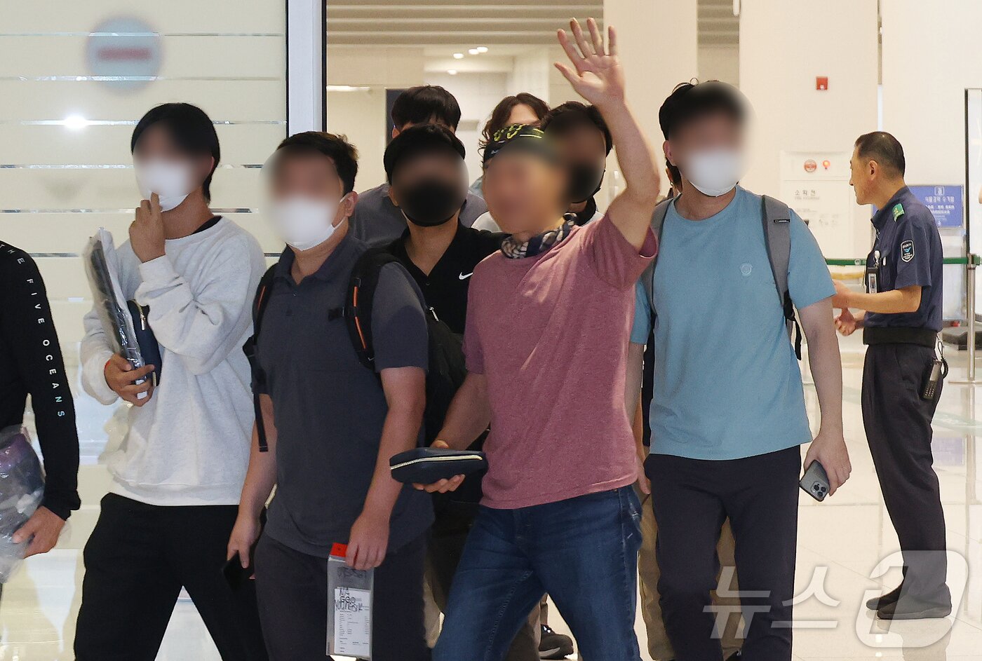 본문 이미지 - 미국 이민당국에 의해 조지아주에 구금됐던 한국인 근로자들이 12일 인천국제공항 제2여객터미널 입국장을 나서고 있다. &#40;공동취재&#41; 2025.9.12/뉴스1 ⓒ News1 박지혜 기자
