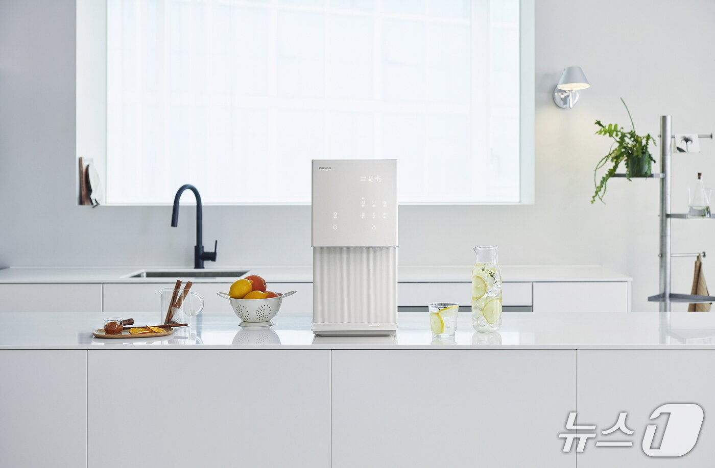 본문 이미지 - 쿠쿠 '제로 100 슬림 끓인물' 얼음정수기 (쿠쿠 제공. 재판매 및 DB금지)