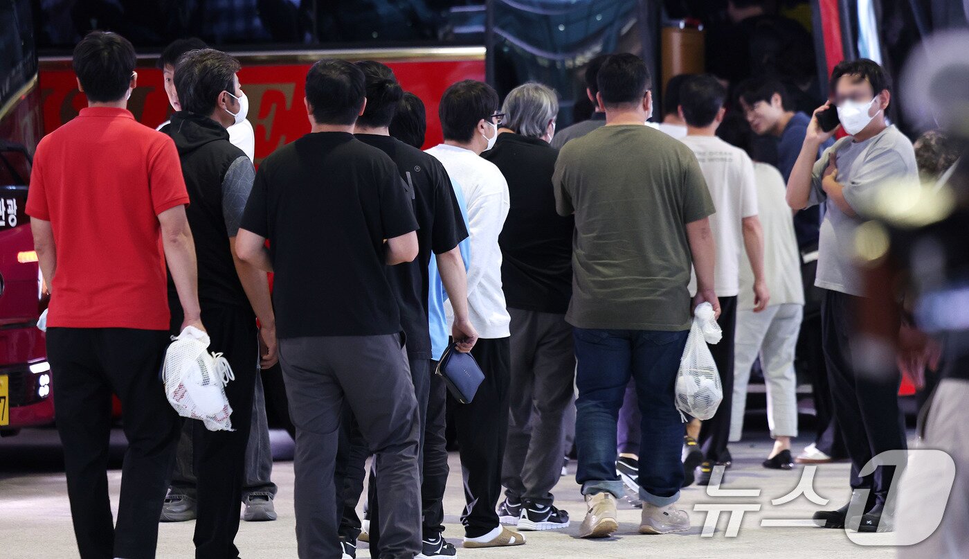 본문 이미지 - 미국 이민 당국에 체포·구금됐다가 석방된 한국인 근로자들이 12일 오후 인천국제공항을 통해 귀국해 가족의 품으로 향하고 있다. 풀려난 한국인들은 지난 4일 미국 조지아주 엘러벨의 현대차그룹-LG에너지솔루션 배터리 합작공장 건설 현장에서 체포·구금된 지 8일 만에 고국 땅을 밟게 됐다. 2025.9.12/뉴스1 ⓒ News1 박지혜 기자