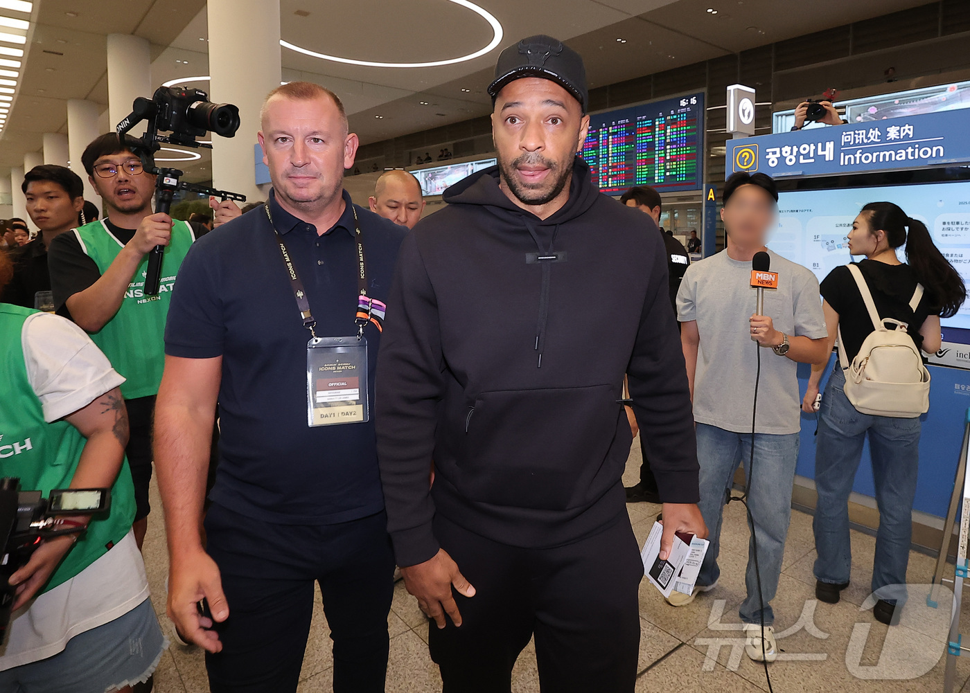 (인천공항=뉴스1) 김성진 기자 = 전 축구선수 티에리 앙리가 '2025 아이콘매치: 창의 귀환, 반격의 시작(아이콘매치)' 참가를 위해 12일 인천국제공항 제2여객터미널을 통해 …